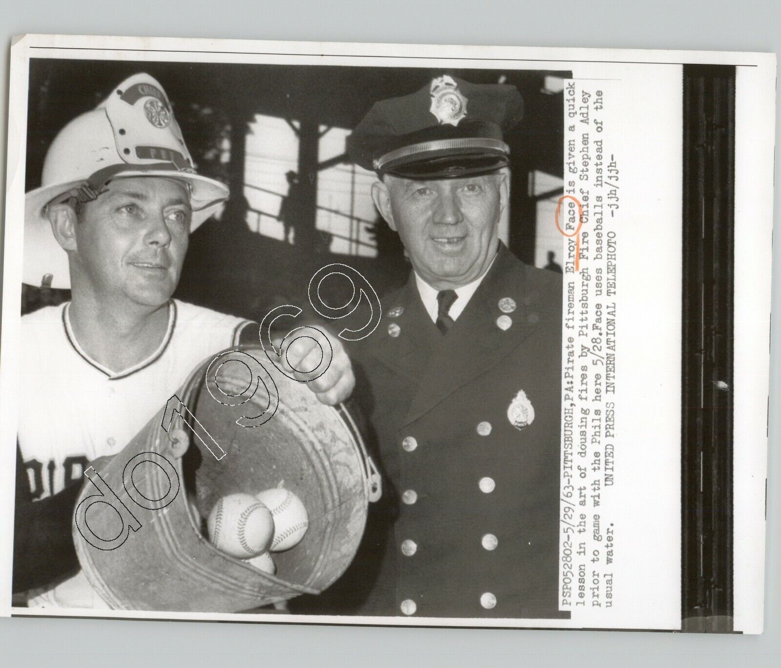 PITTSBURGH PIRATE ELROY FACE w FIRE CHIEF Stephen ADLEY Sports 1963 Press Photo
