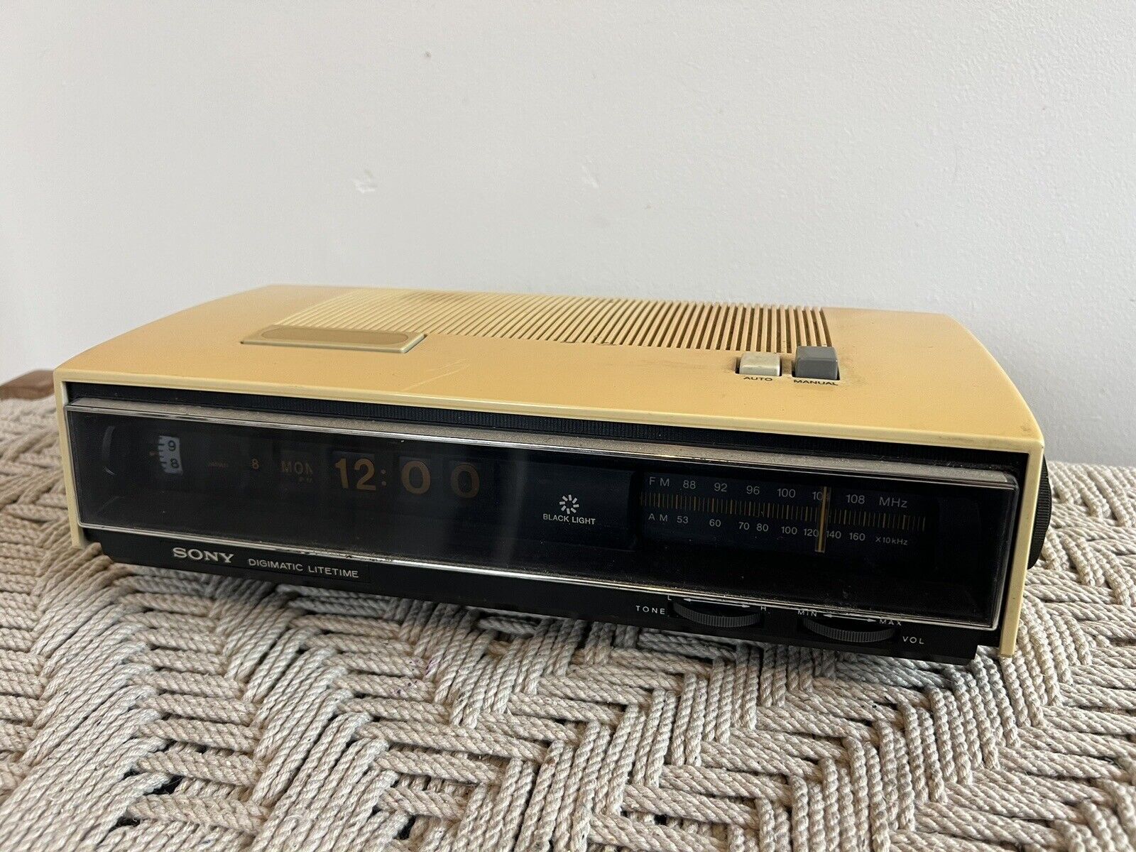🍊Vintage 1980s Sony Digimatic Litetime Flip Clock Alarm AM/FM Radio | TFM-C660W