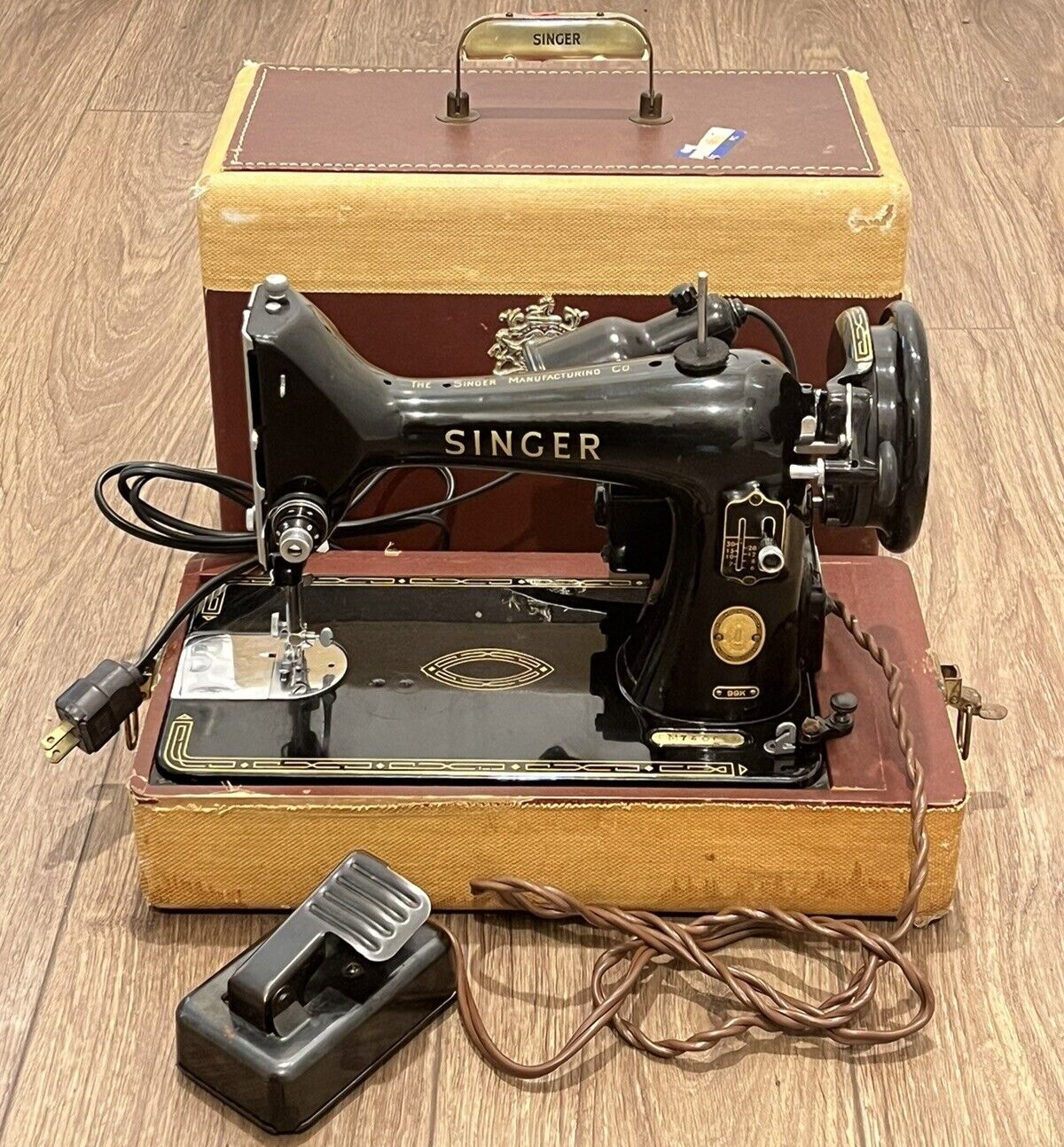 1956 SINGER  99K Portable Sewing Machine -Case-Pedal Light Great Britain