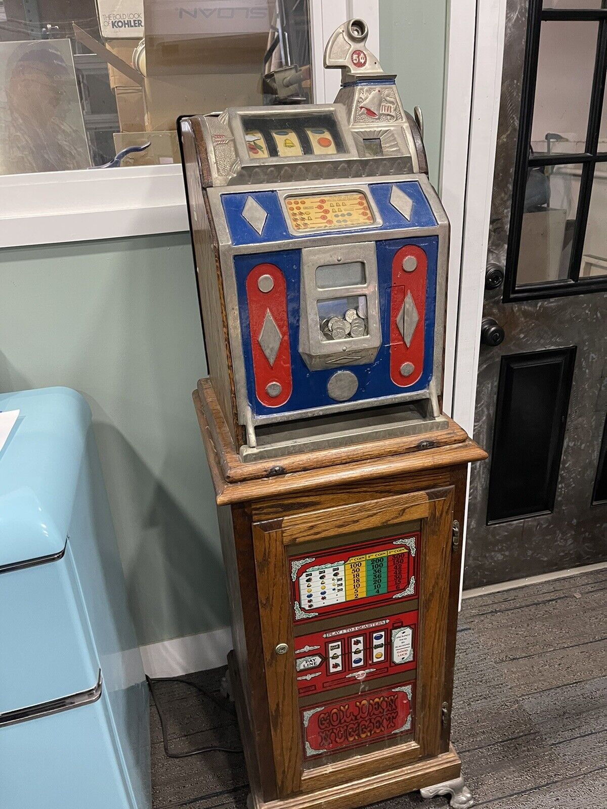 Antique Mills  5 Cent Slot Machine with front jackpot