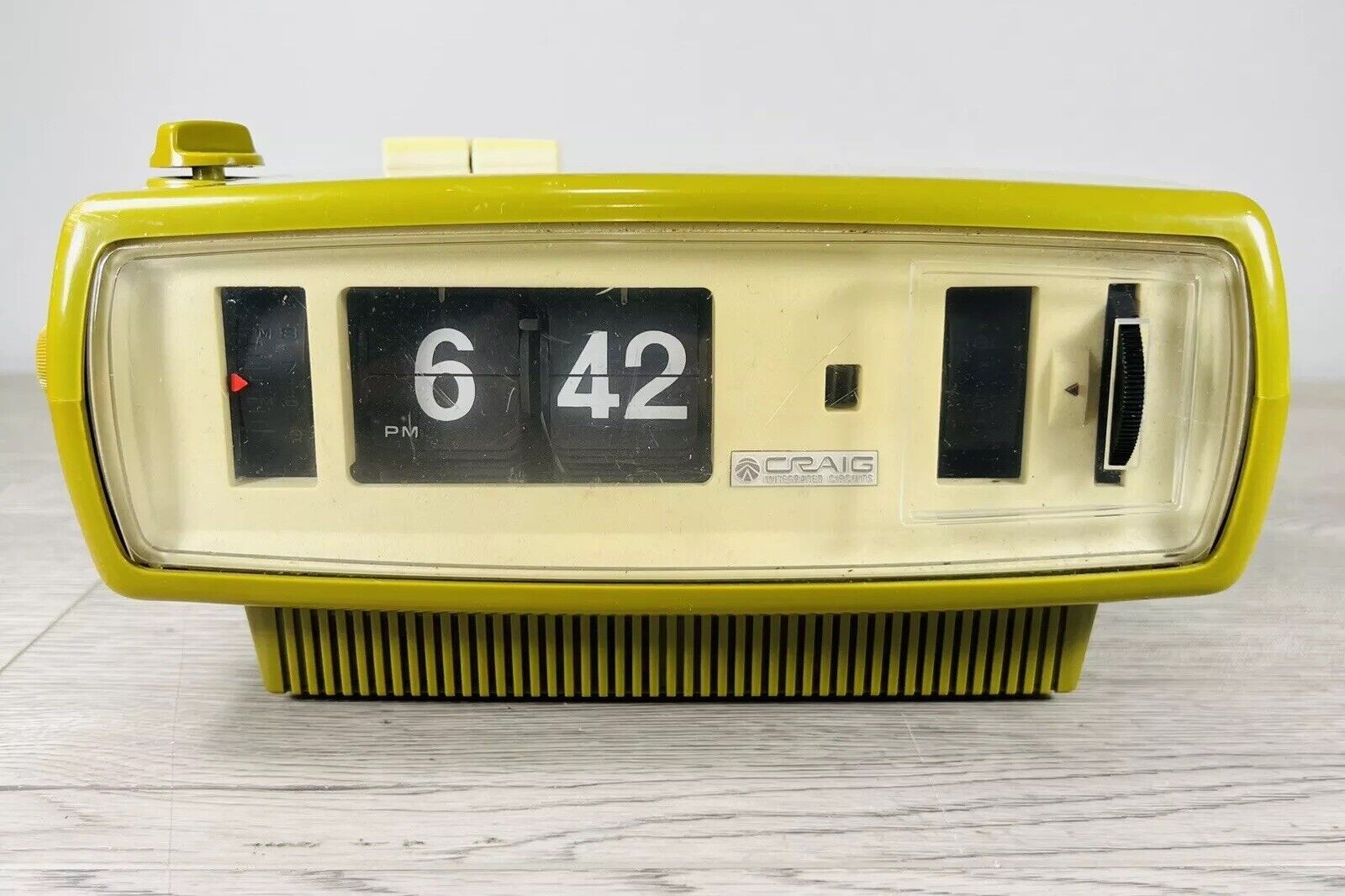 Vintage Japan Craig Sanyo 1607 AVOCADO GREEN Flip Alarm Clock Radio Rare One