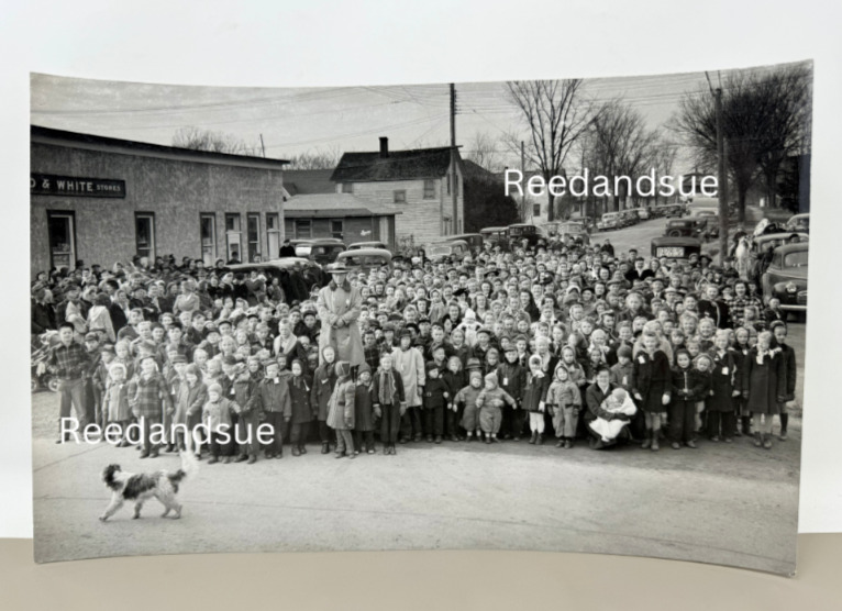 Original Oversized Press Photo: 1932 Photo of Townspeople Children 13x8.5