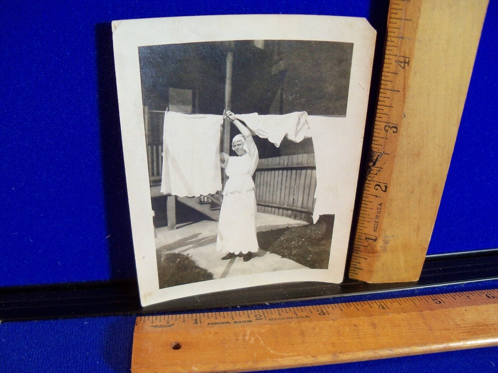 Vtg Snapshot B&W Photo 1918 Woman hanging out Laundry clothes on clothesline
