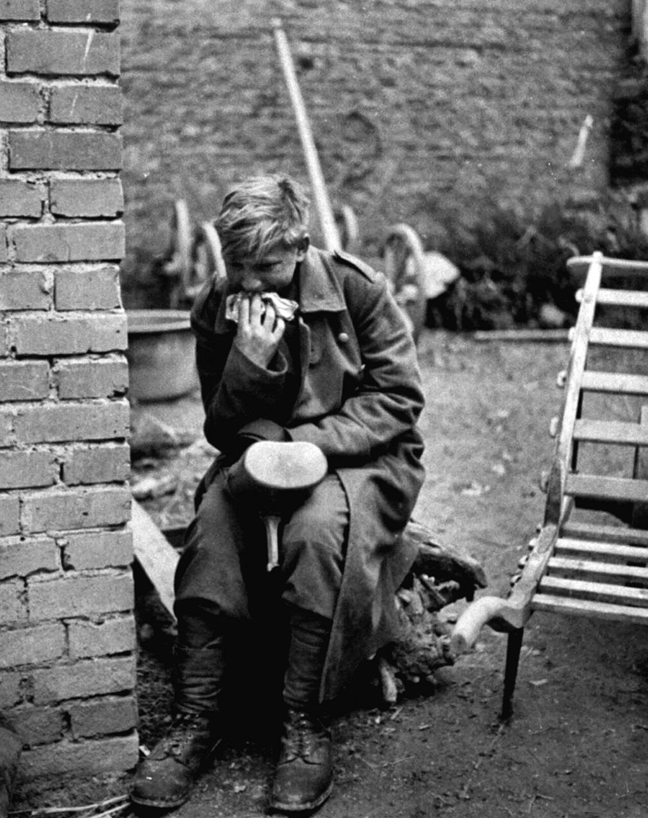 WW2 1945 FIFTEEN YEAR OLD GERMAN SOLDIER WEEPING AFTER CAPTURE Photo (222-R )