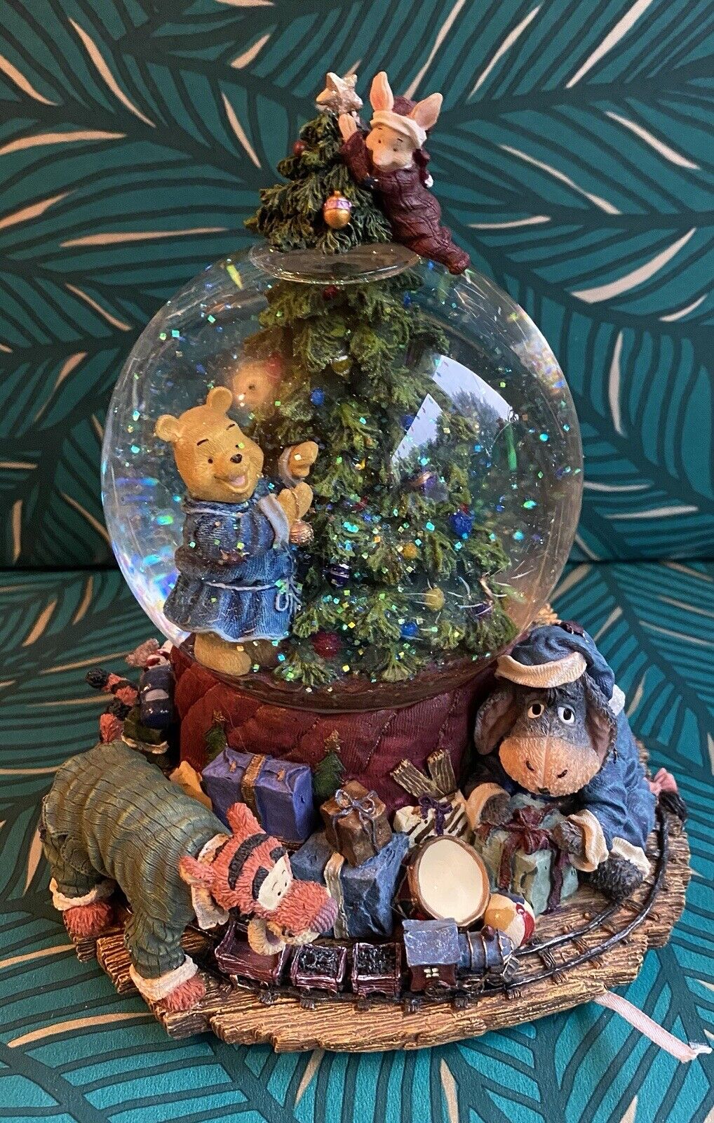 Fab Vintage Disney The Boyd’s Collection Winnie-The-Pooh Christmas Snow Globe