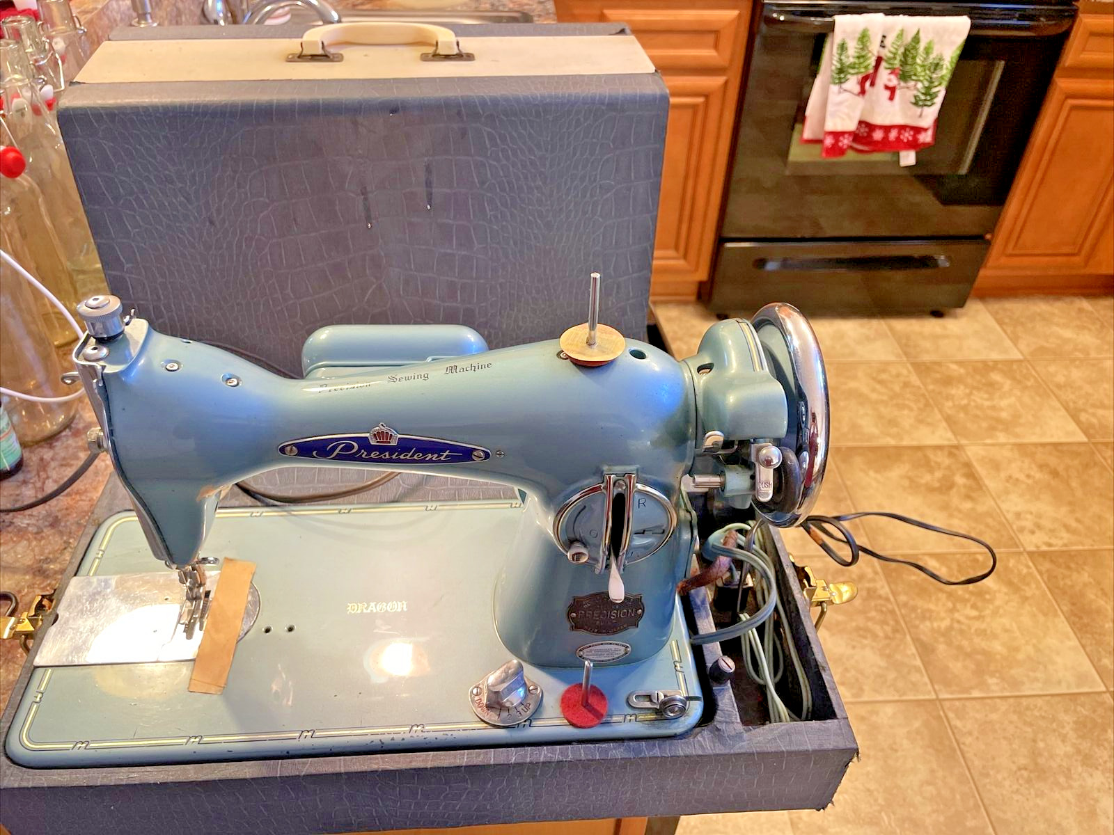 Vintage Super Deluxe Precision Dragon Sewing Machine Blue Working Needs work.