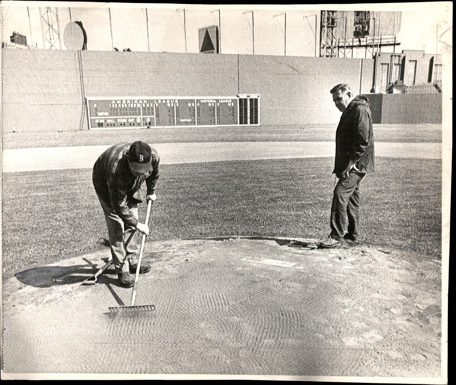LD317 1971 Wire Photo BOSTON RED SOX GROUNDSKEEPERS PREP FOR NY YANKEES OPENER