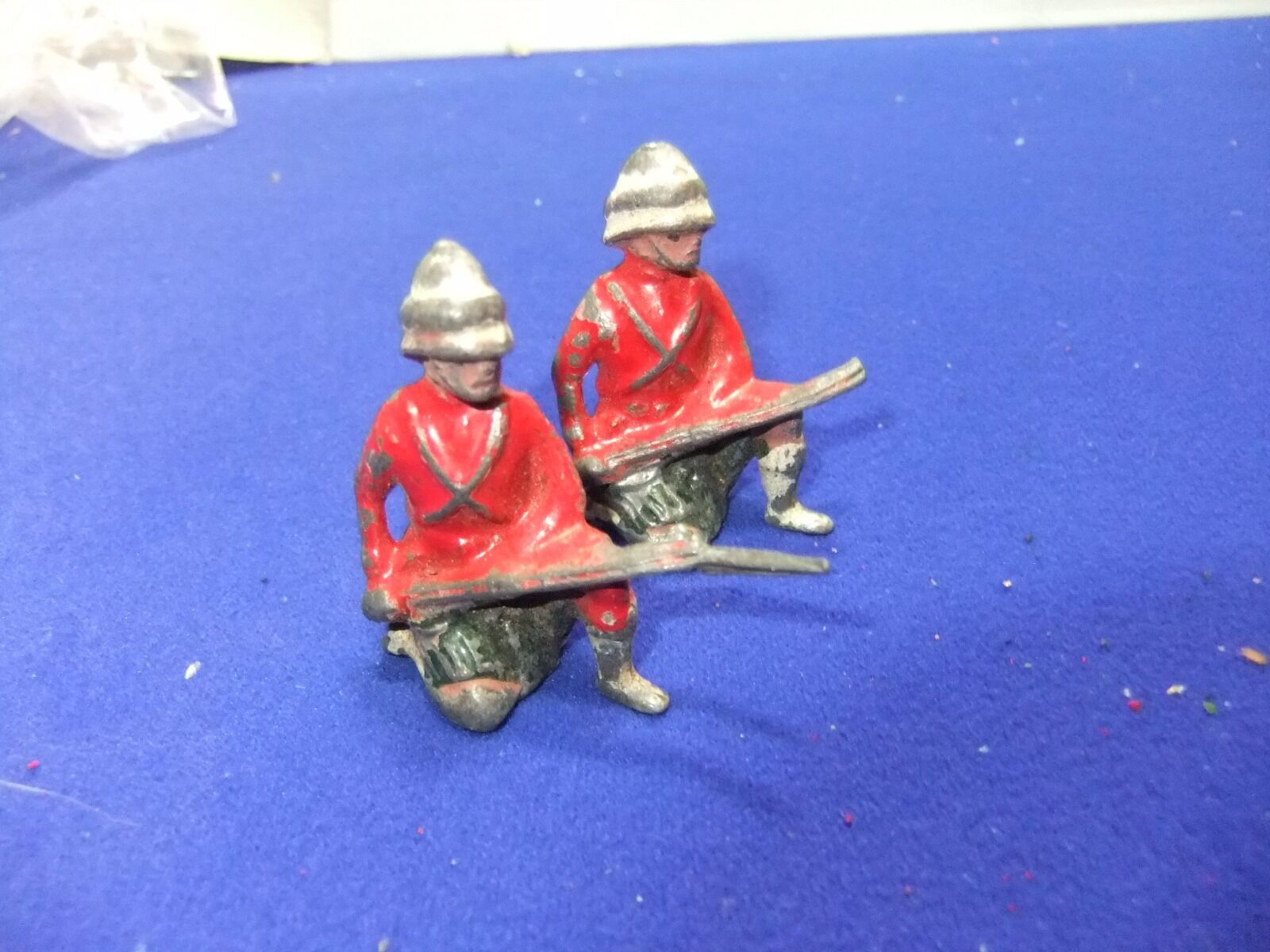 vtg lead highlander soldiers kneeling rifles fry britains johillco 