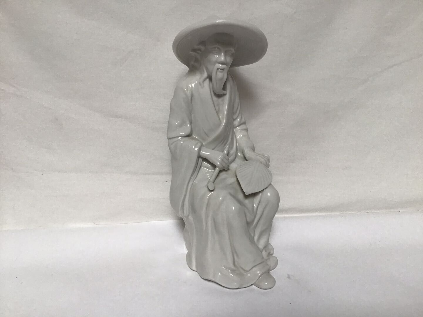 DD96 Vintage Antique Japanese Sitting Man With Leaf Porcelain Figurine