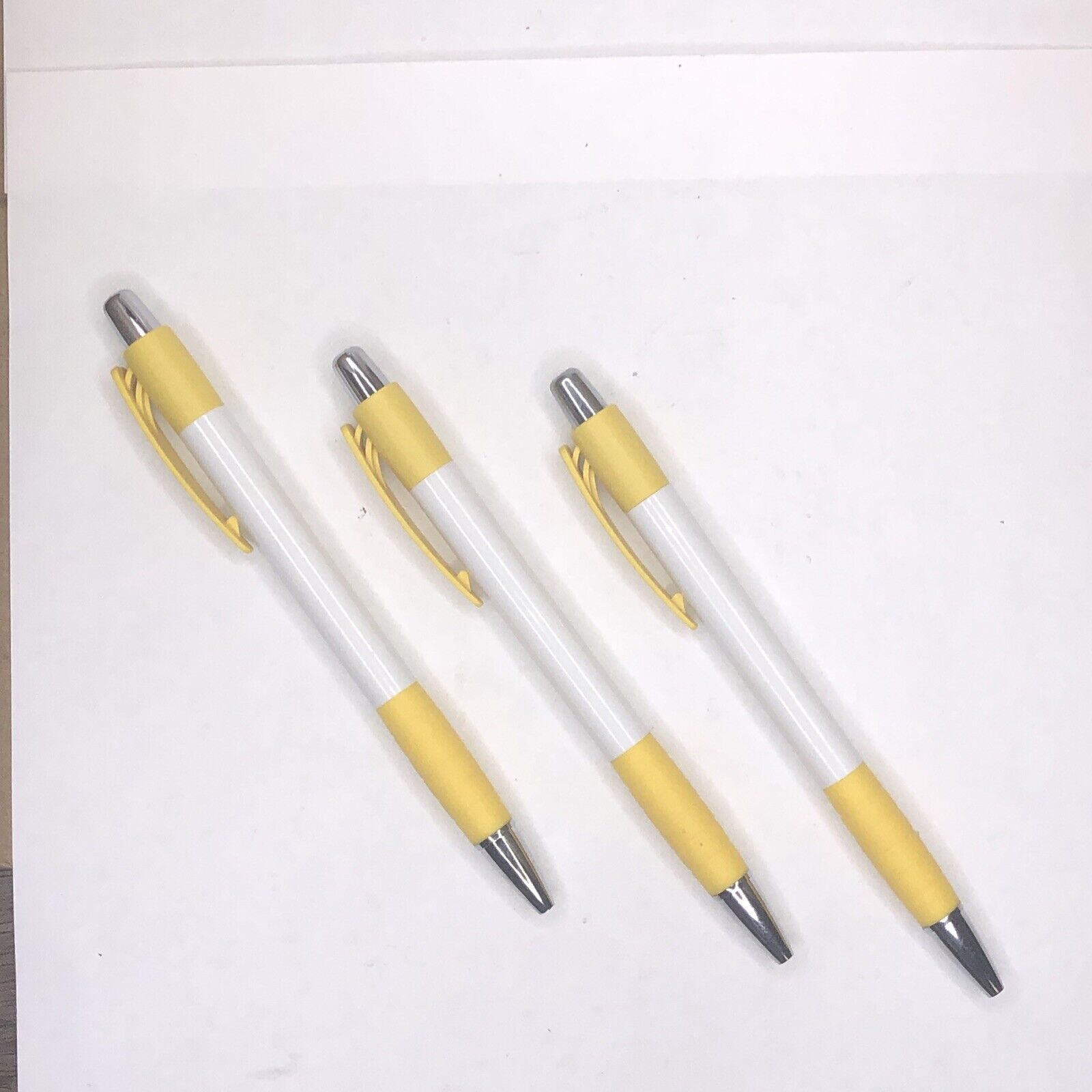 Lot of 500 Pieces Yellow Comfort Grip Style Plastic Retractable Pens Black Ink