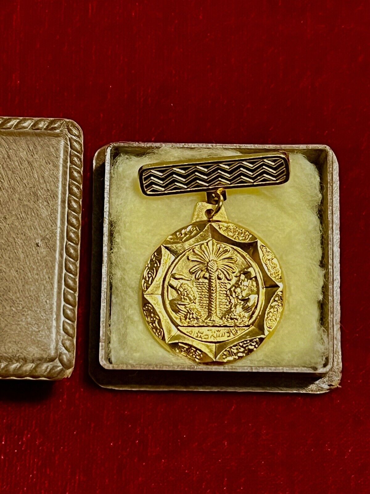 Iraq-Vintage Iraqi Medal of Honor 1983 1st Gulf War, Saddam Hussein Signature