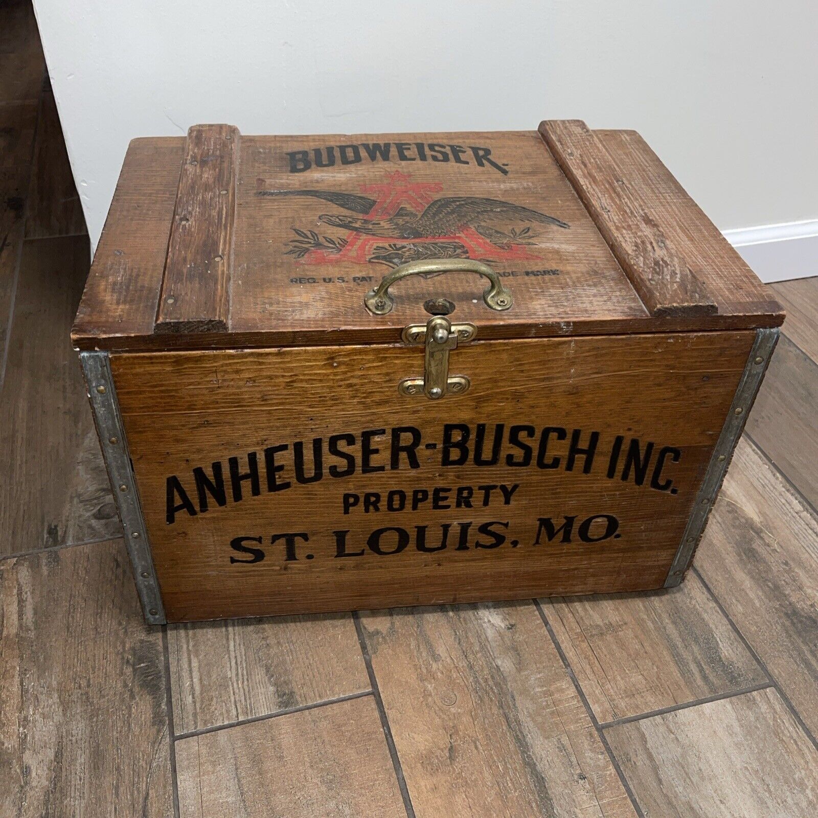 Vintage BUDWEISER Beer ANHEUSER-BUSCH INC. Hinged Wood Box Advertising Crate