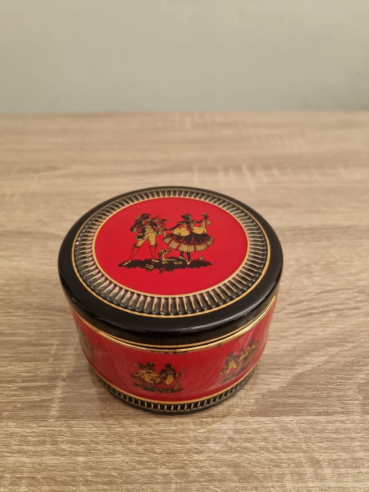 Reduced a  Florentine italy  hand finish lidded box marked to base 5\