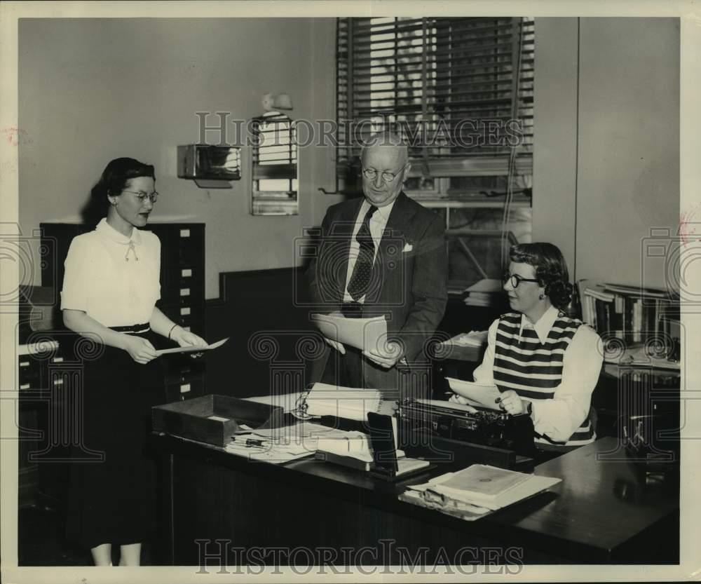 1950 Press Photo Texas A & M graduate school dean Ide Trotter & his office staff