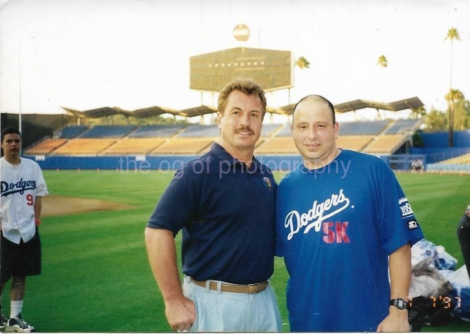RON CEY And Fan FOUND PHOTOGRAPH Color LOS ANGELES DODGERS Baseball MLB 05 11 N