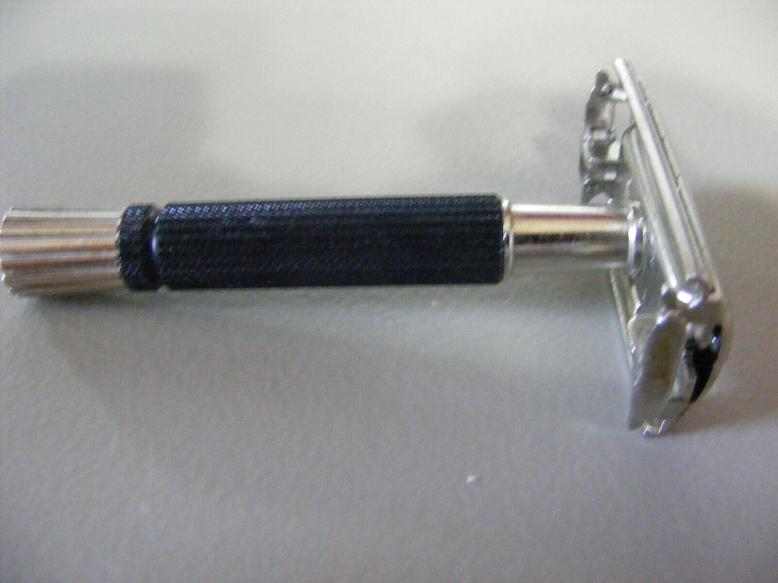 Vintage 1970 Gillette  Safety Razor Z-1  Short Black Handle