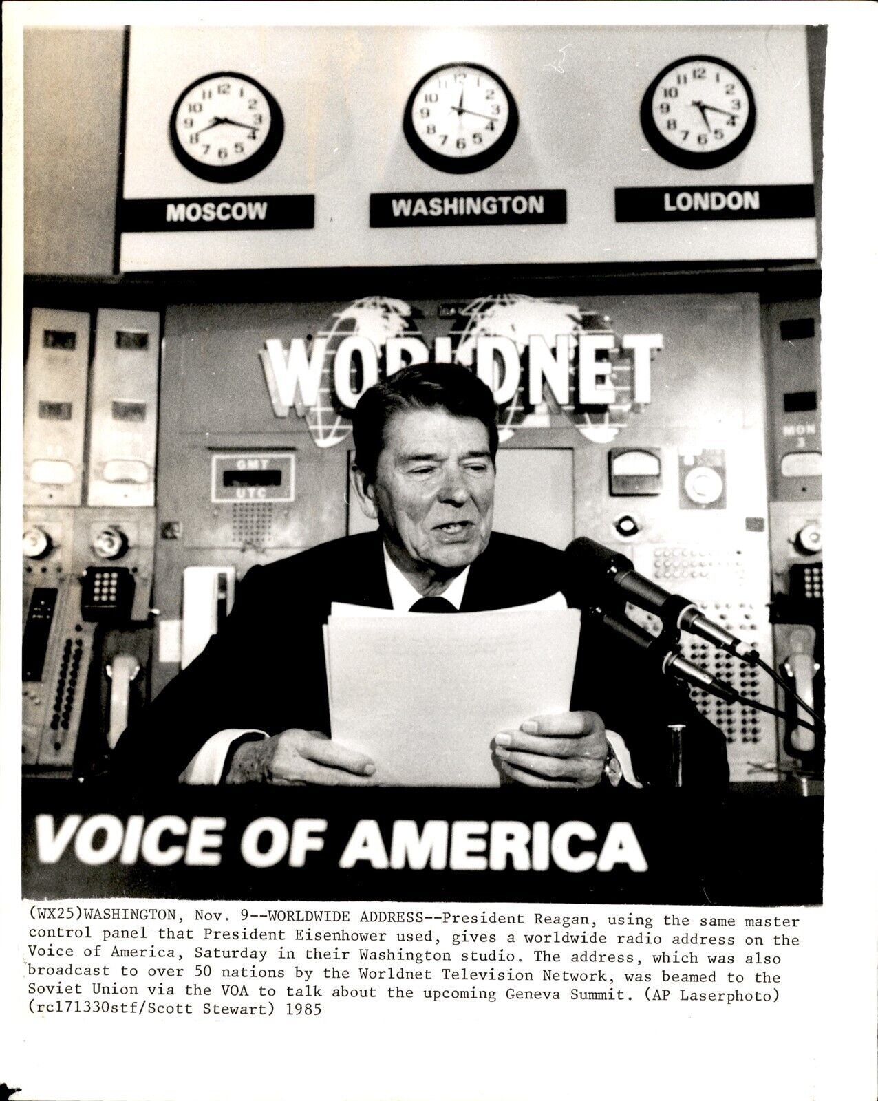 BR31 1985 Original Photo PRESIDENT RONALD REAGAN Voice of America Giving Speech