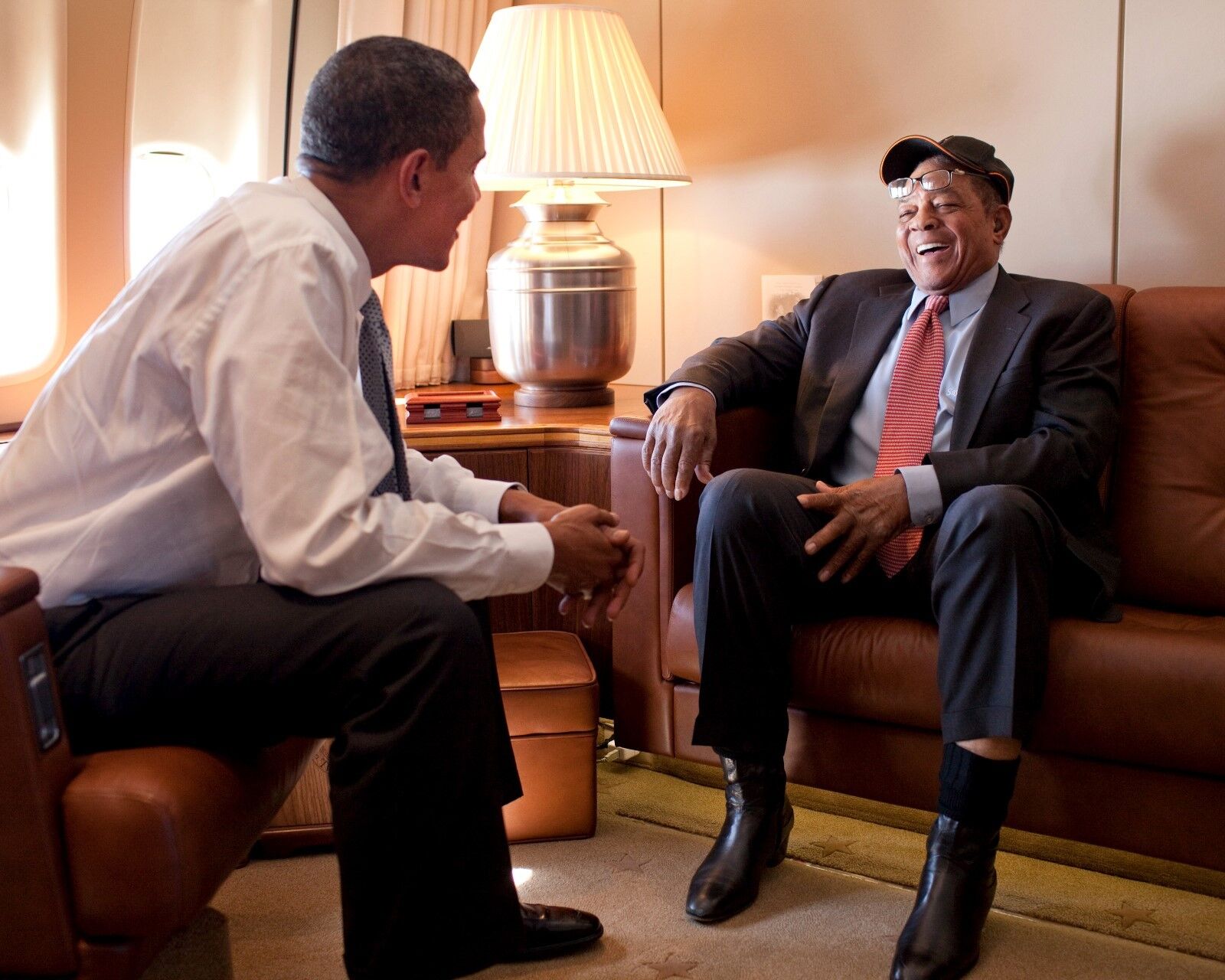 BARACK OBAMA TALKS WITH WILLIE MAYS ABOARD AIR FORCE ONE - 8X10 PHOTO (ZZ-815)