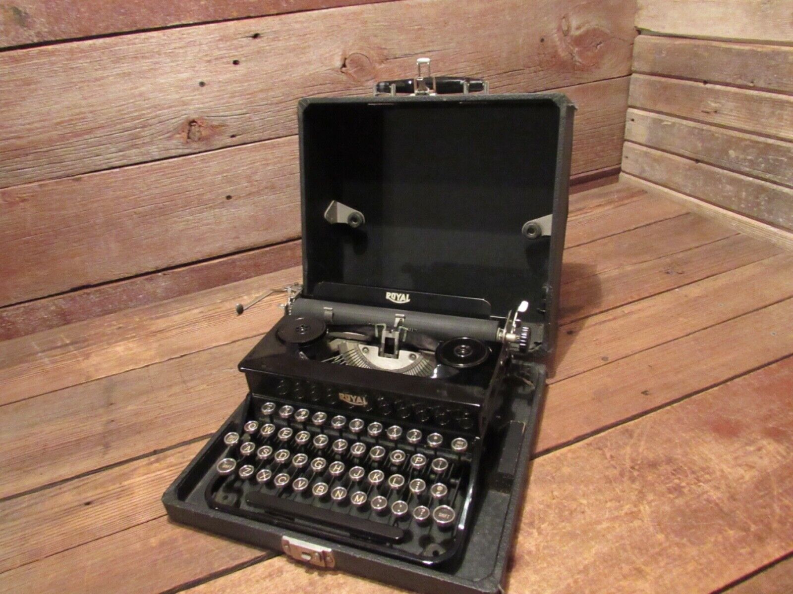 Vintage Royal Junior Typewriter Portable With Case - Looks great