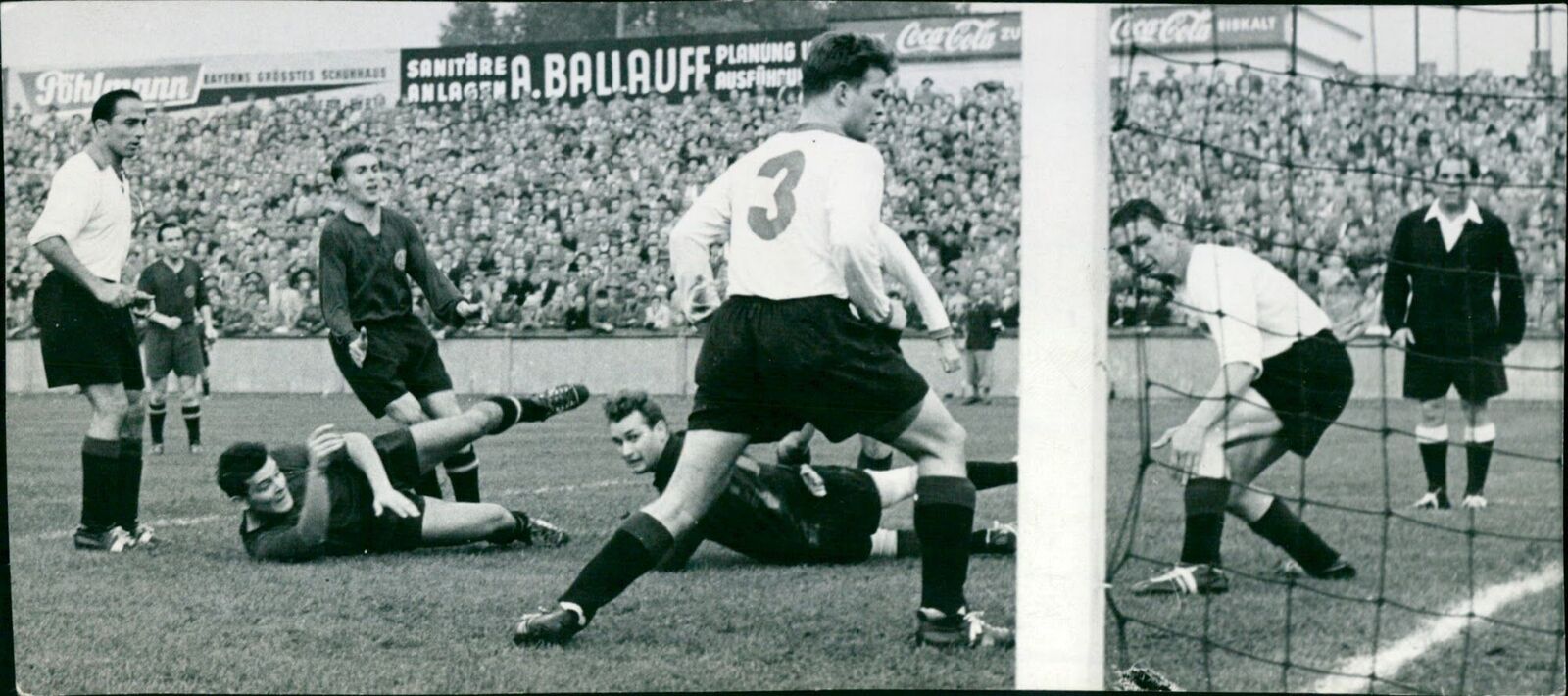 1. FCN - Eintracht Frankfurt - Vintage Photograph 4073471