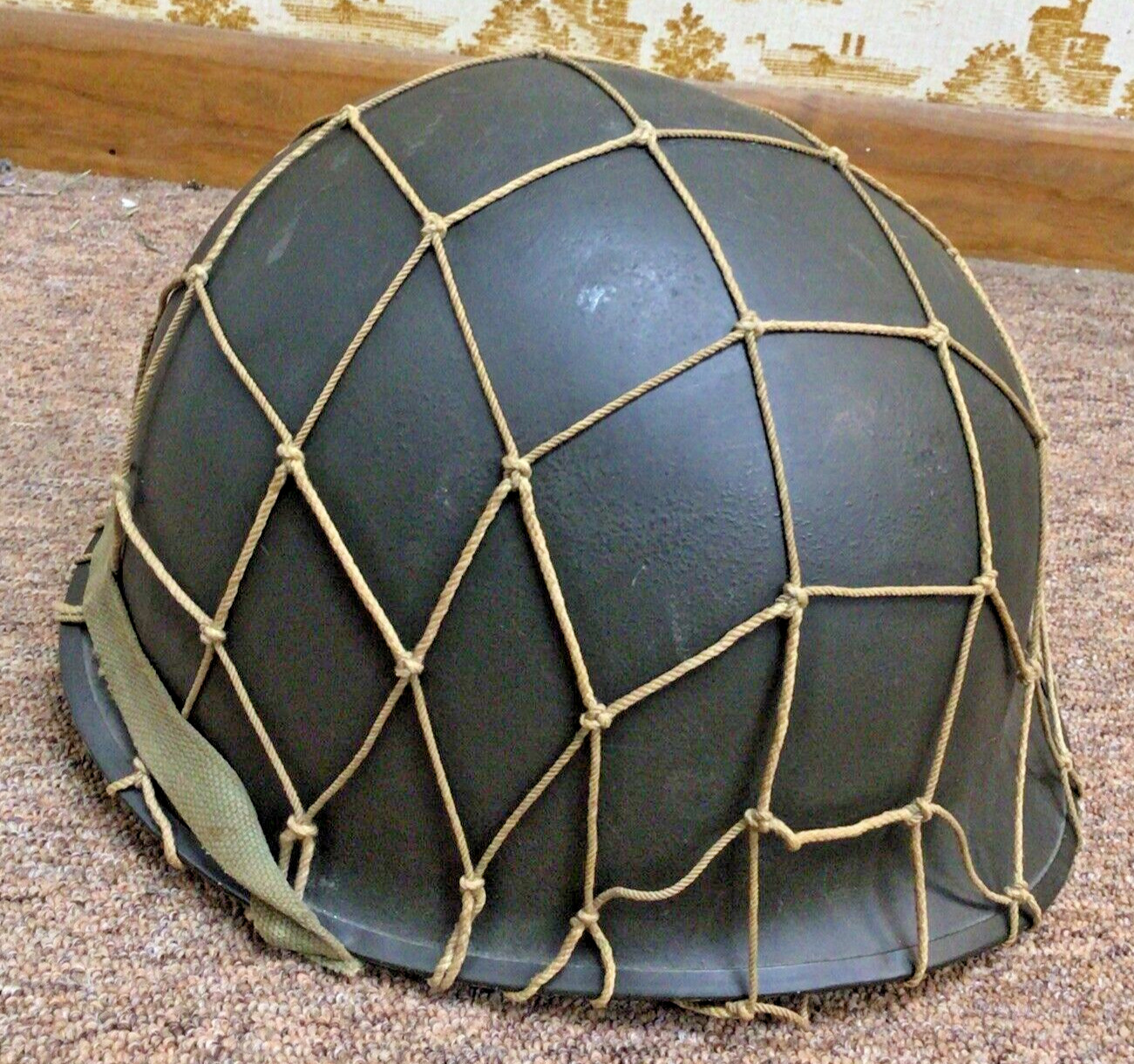 Awesome WW2 U.S. M1 Combat Helmet & Liner ~ Fixed Bail ~Chinstrap ~ Net (295)