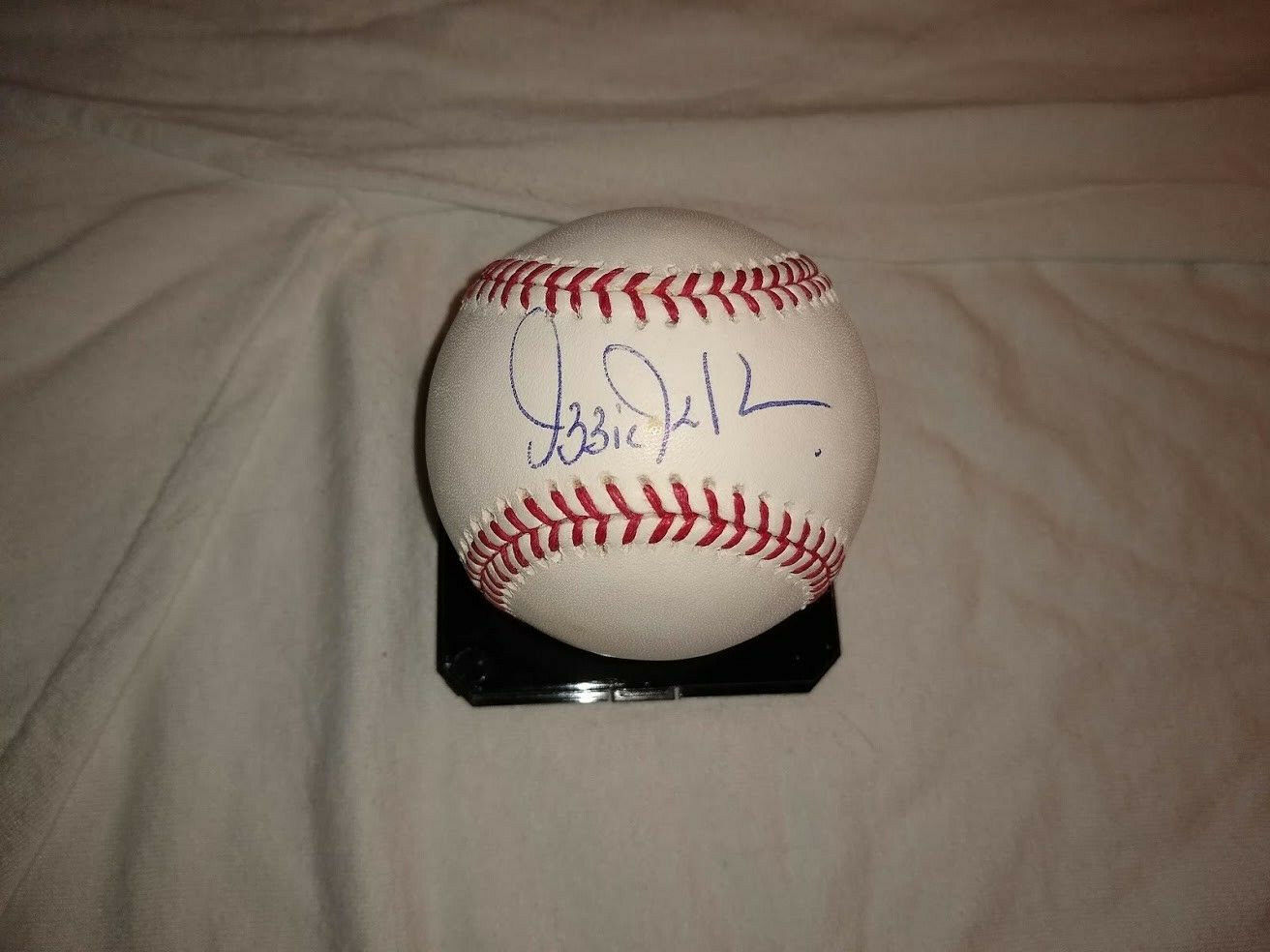 Ozzie Guillen Autographed Rawlings Major League Baseball