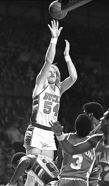 Kent Benson Of The Milwaukee Bucks In A Game 1970s Old Basketball Photo