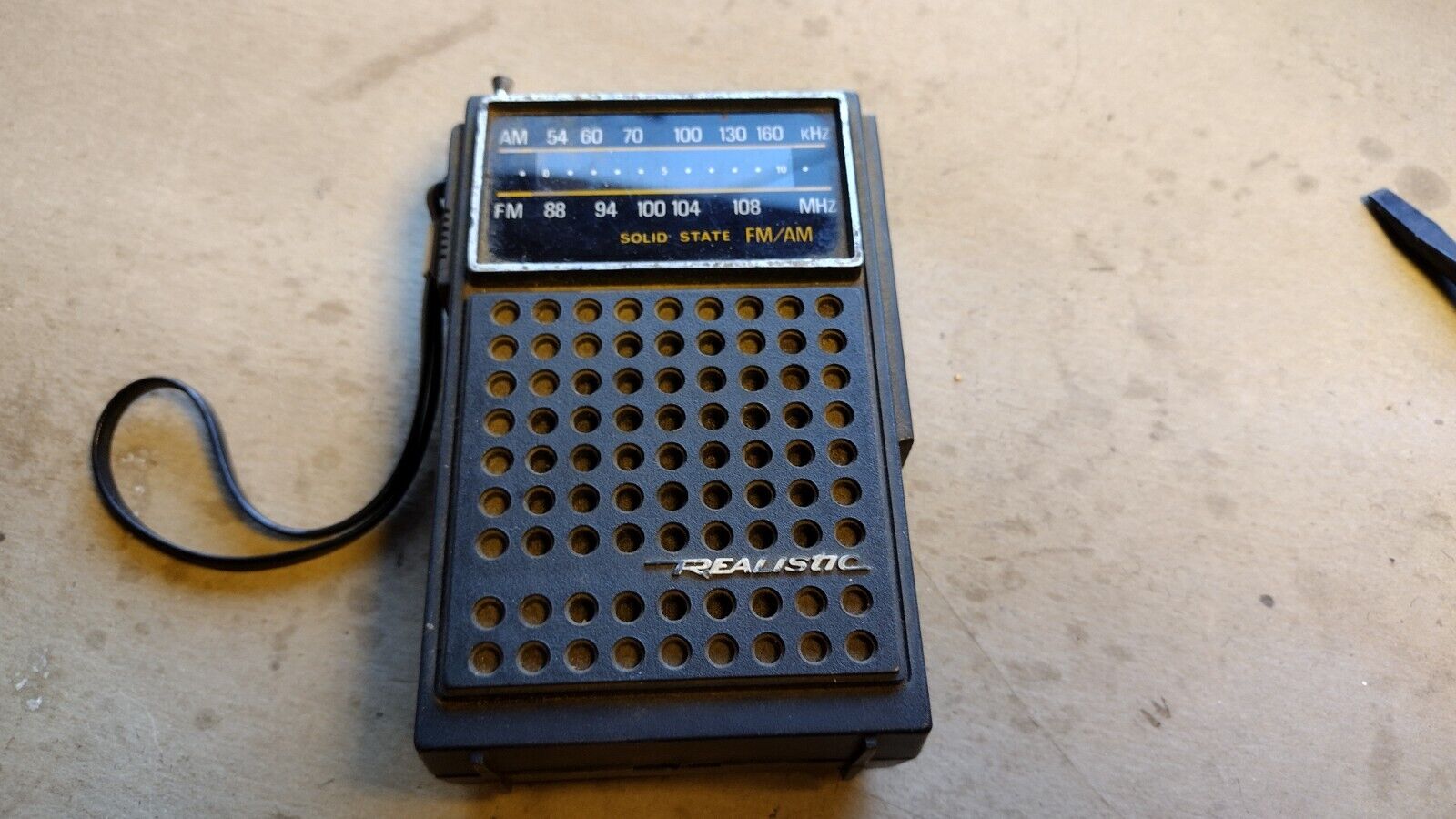 Vintage Realistic AM FM Transistor Radio