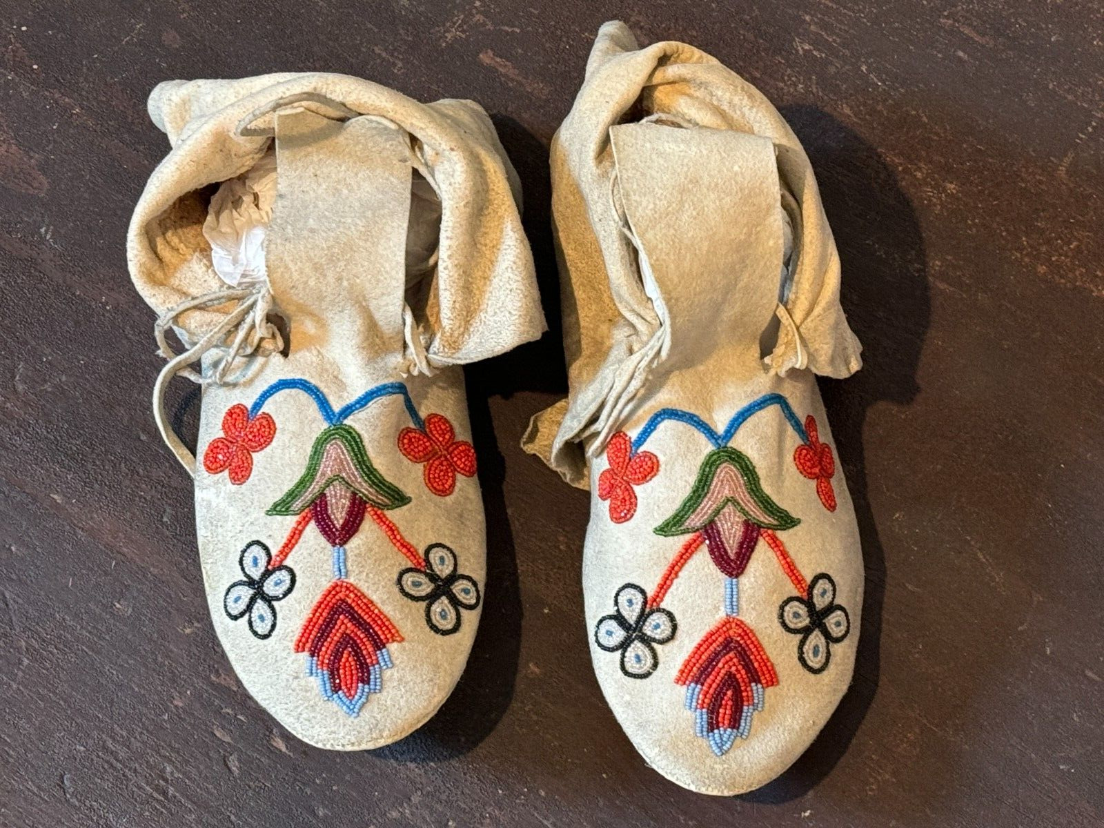Vintage Native American Indian Authentic Beaded Floral Moccasins