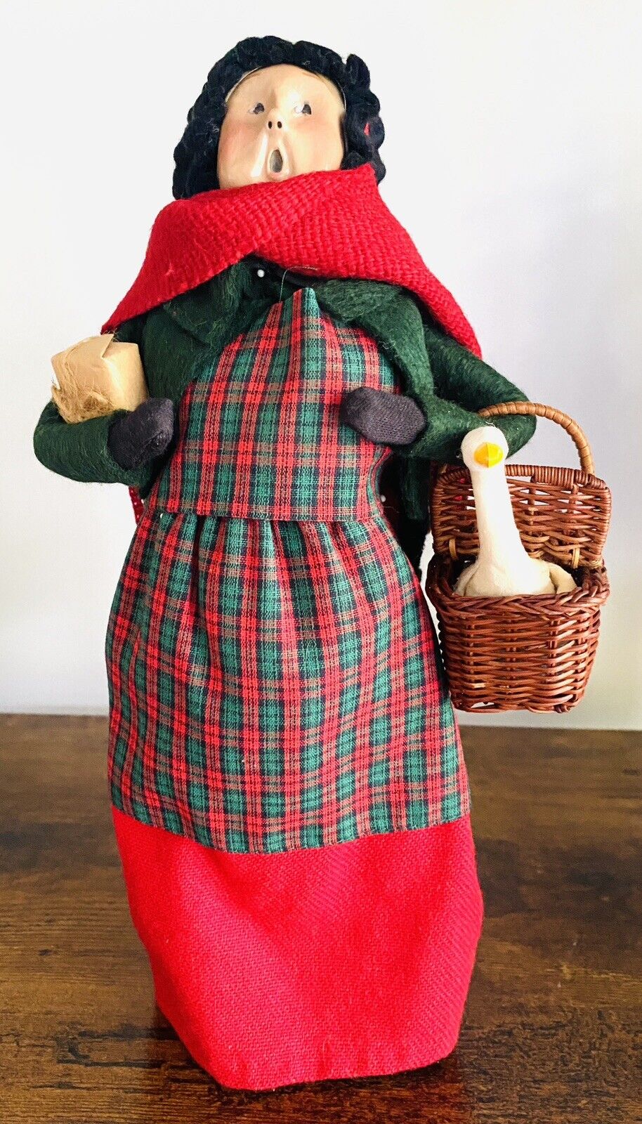 Byers Choice Carolers Woman With Goose In Basket With Present 1995 Red, Green