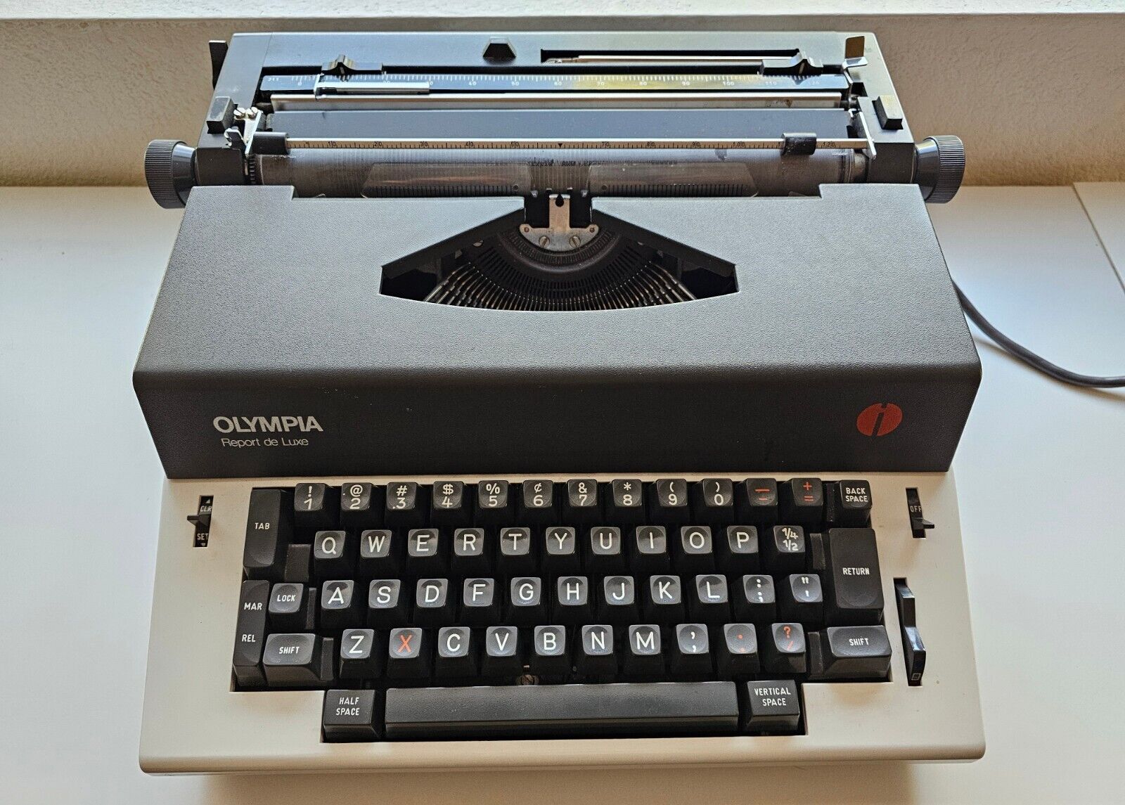  Vintage Olympia Report de Luxe Electric Typewriter 