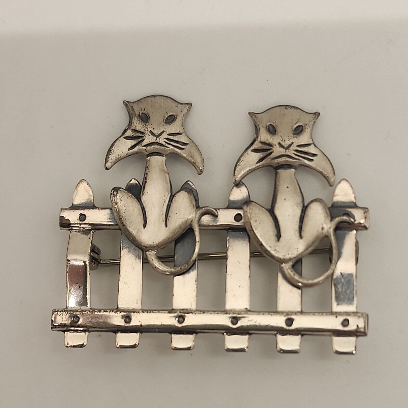 Vintage signed Beau 925 sterling silver 2 CATs on a fence brooch pin