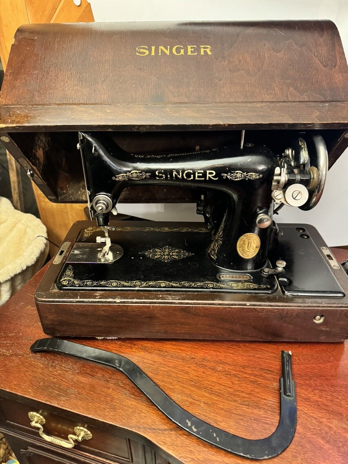 Vintage 1925 Singer Model 99 Sewing Machine w/ Bentwood Case & Knee Bar Control