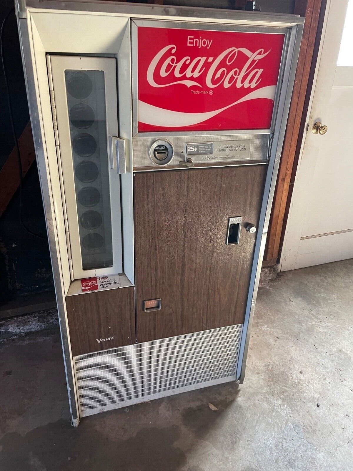 1970’s era vintage coke machine. Good condition. Includes key. must pickup.