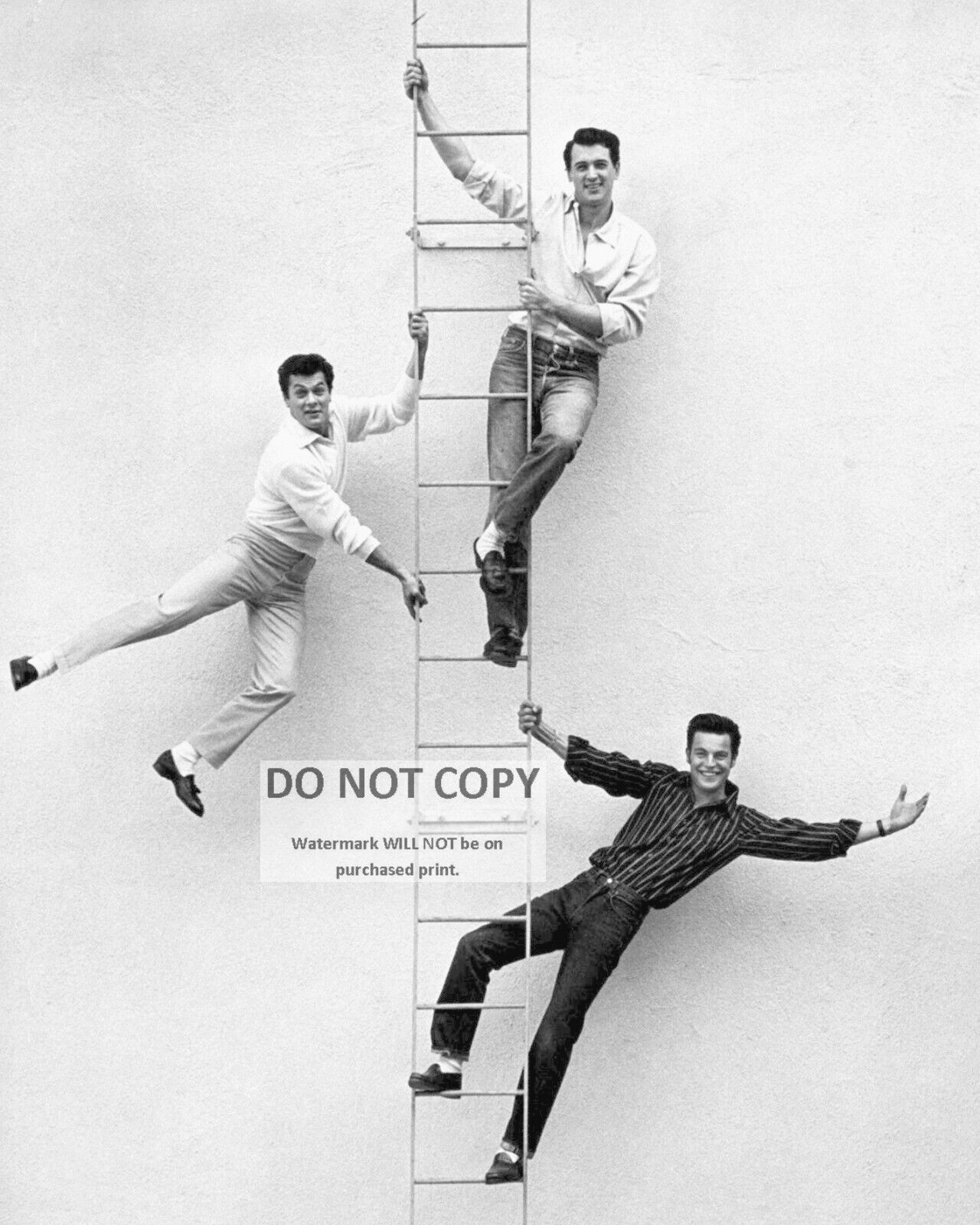 ROCK HUDSON, TONY CURTIS, ROBERT WAGNER HANGING OUT 8X10 PUBLICITY PHOTO (MW188)