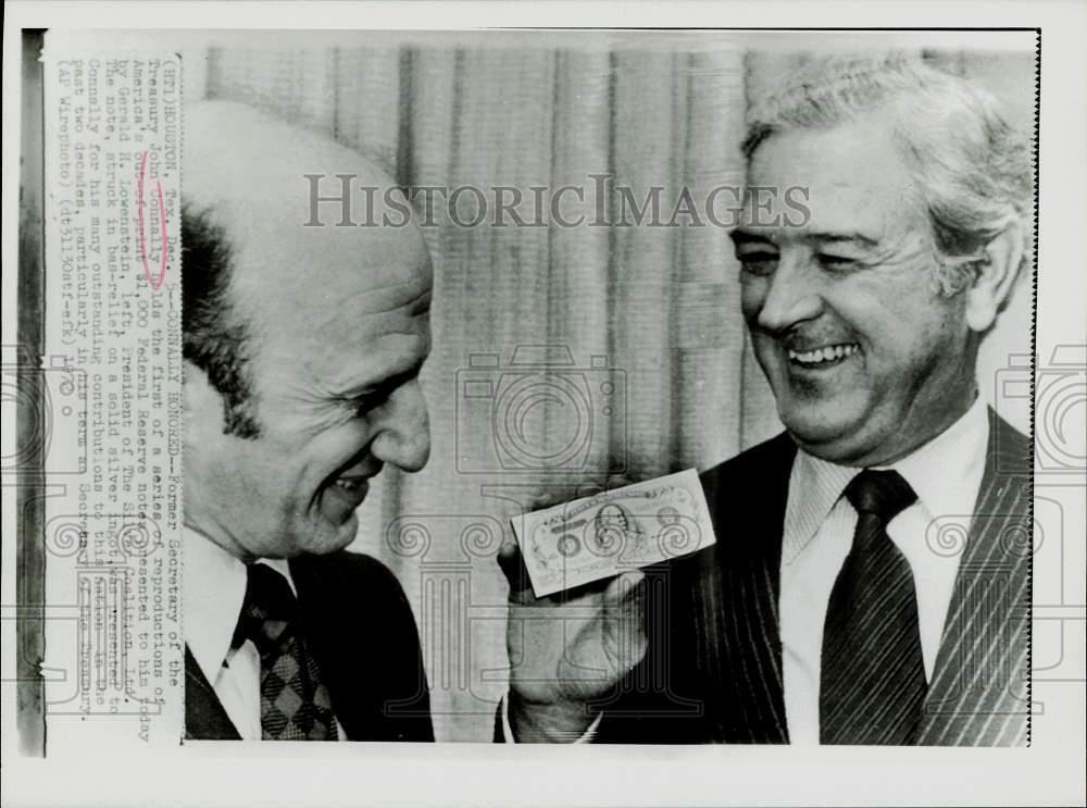 1972 Press Photo John Connally presented Federal Reserve note by G. Lowenstein.