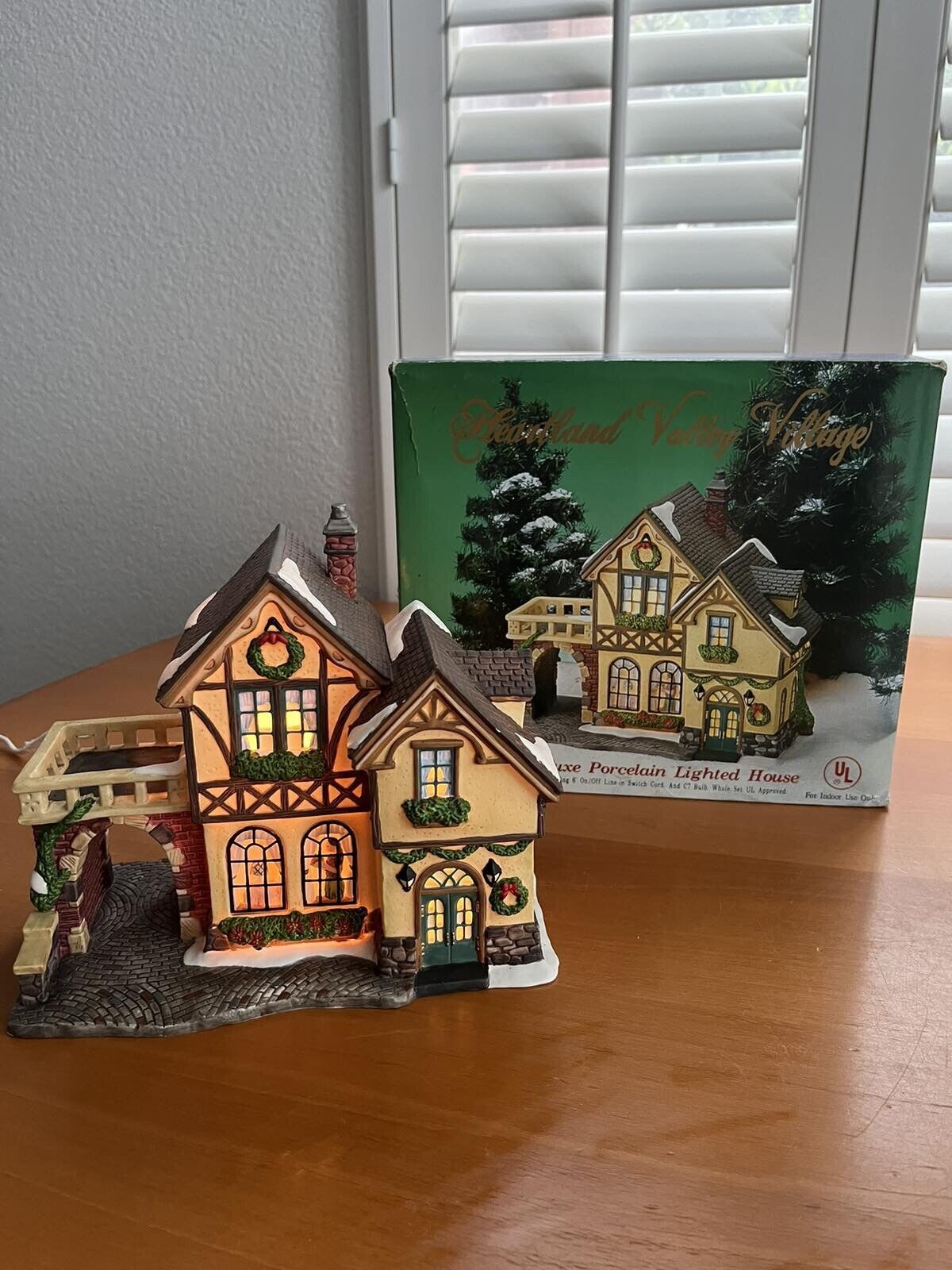 Heartland Valley Village Deluxe Porcelain Lighted House Countryside home w/ box