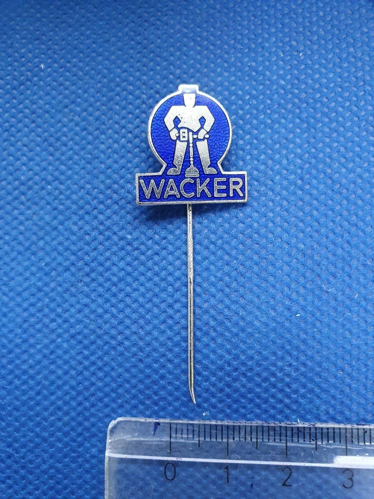 Enamel pin badge abzeichen Wacker Neuson machinery Germany Deutschland 