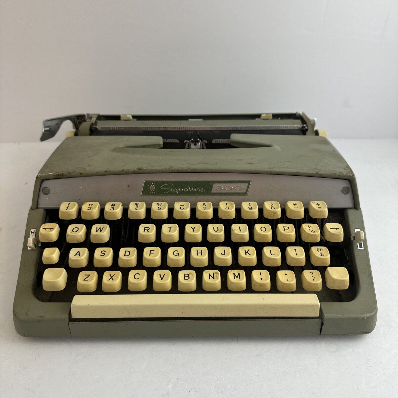 1966 Vintage Montgomery Ward signature 300 Typewriter - Parts/Repair
