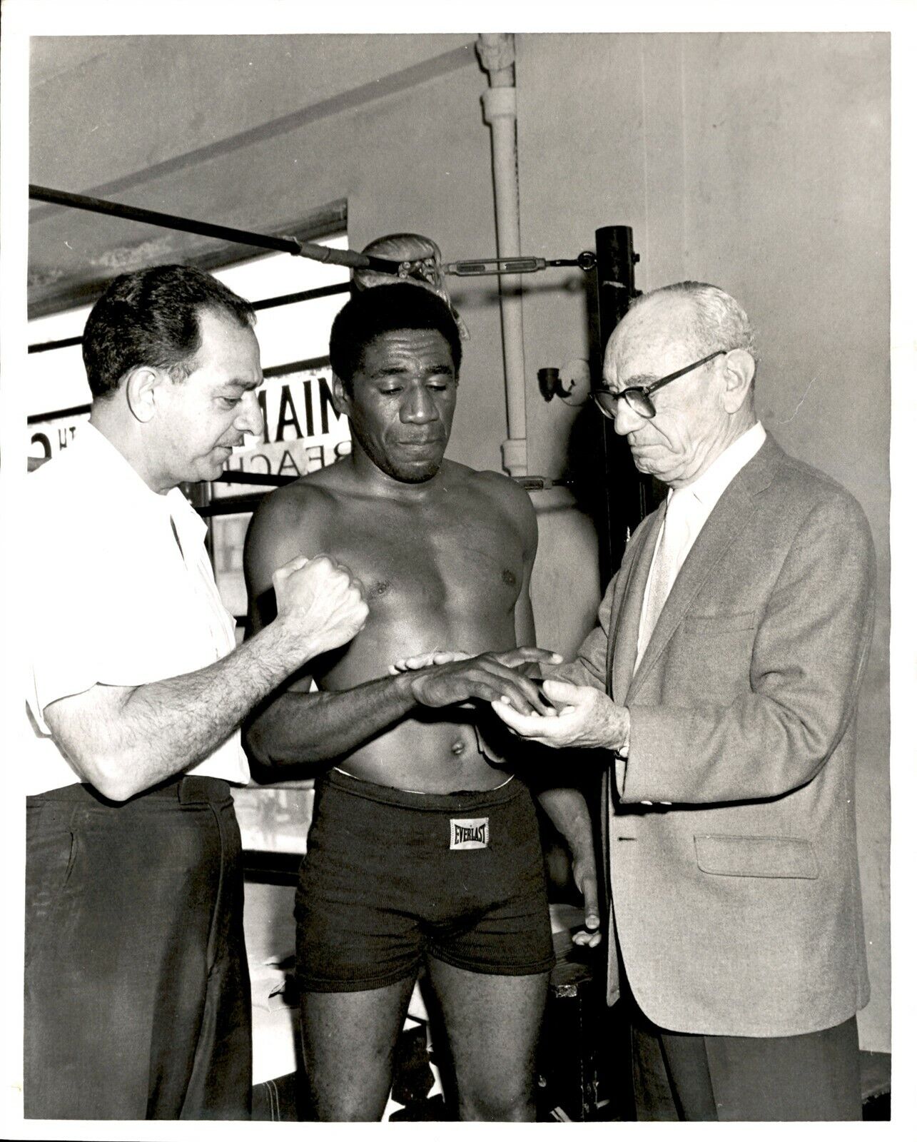 LG905 1967 Original Photo LUIS RODRIGUEZ Cuban Boxer GEORGE BENTON Fight Prep