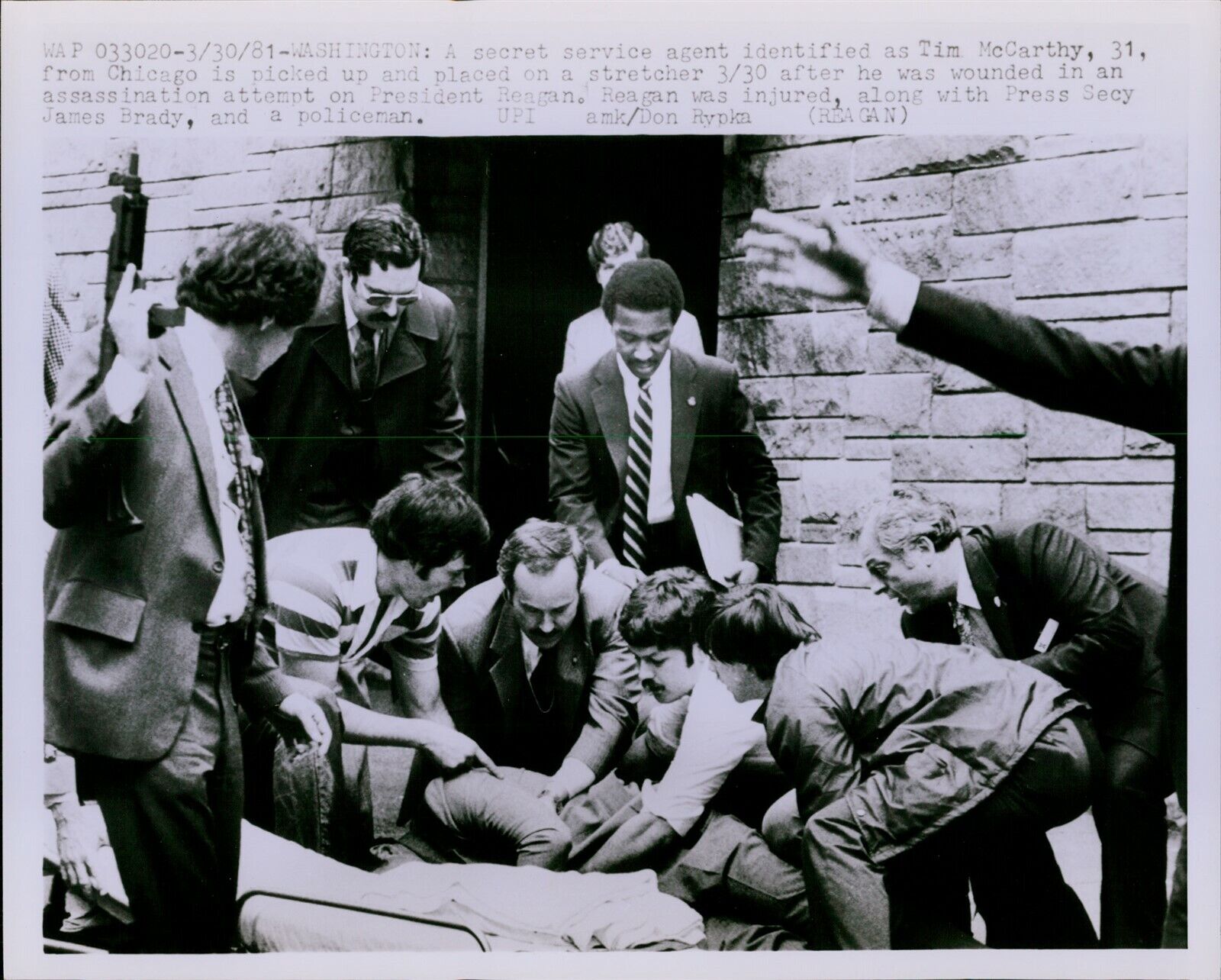 LG754 1981 Wire Photo TIM MCCARTHY Ronald Reagan Assassination Attempt Scene