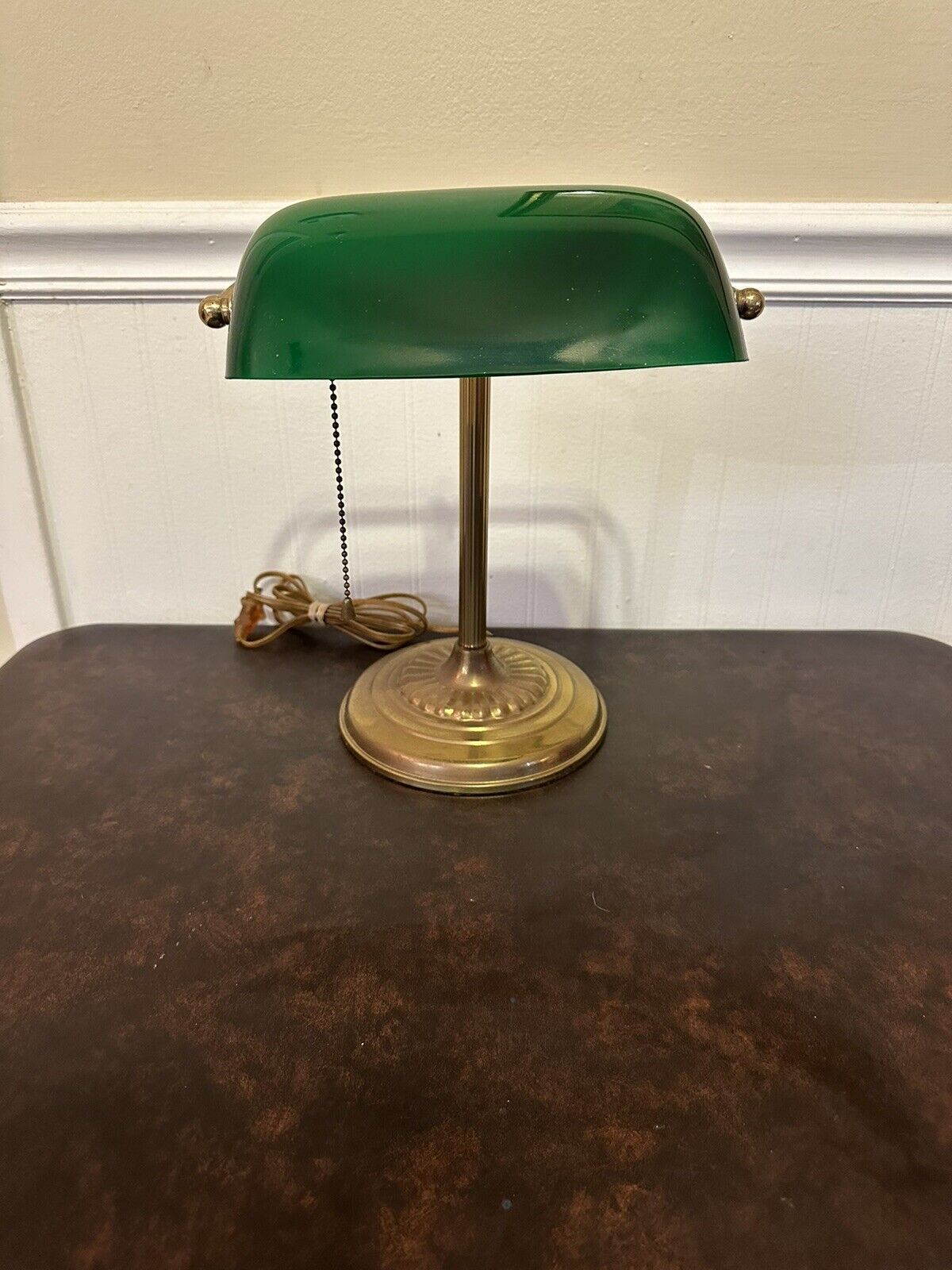 VINTAGE BRASS GREEN EMERALD GLASS SHADE BANKERS DESK TABLE LAMP with Pull-Chain