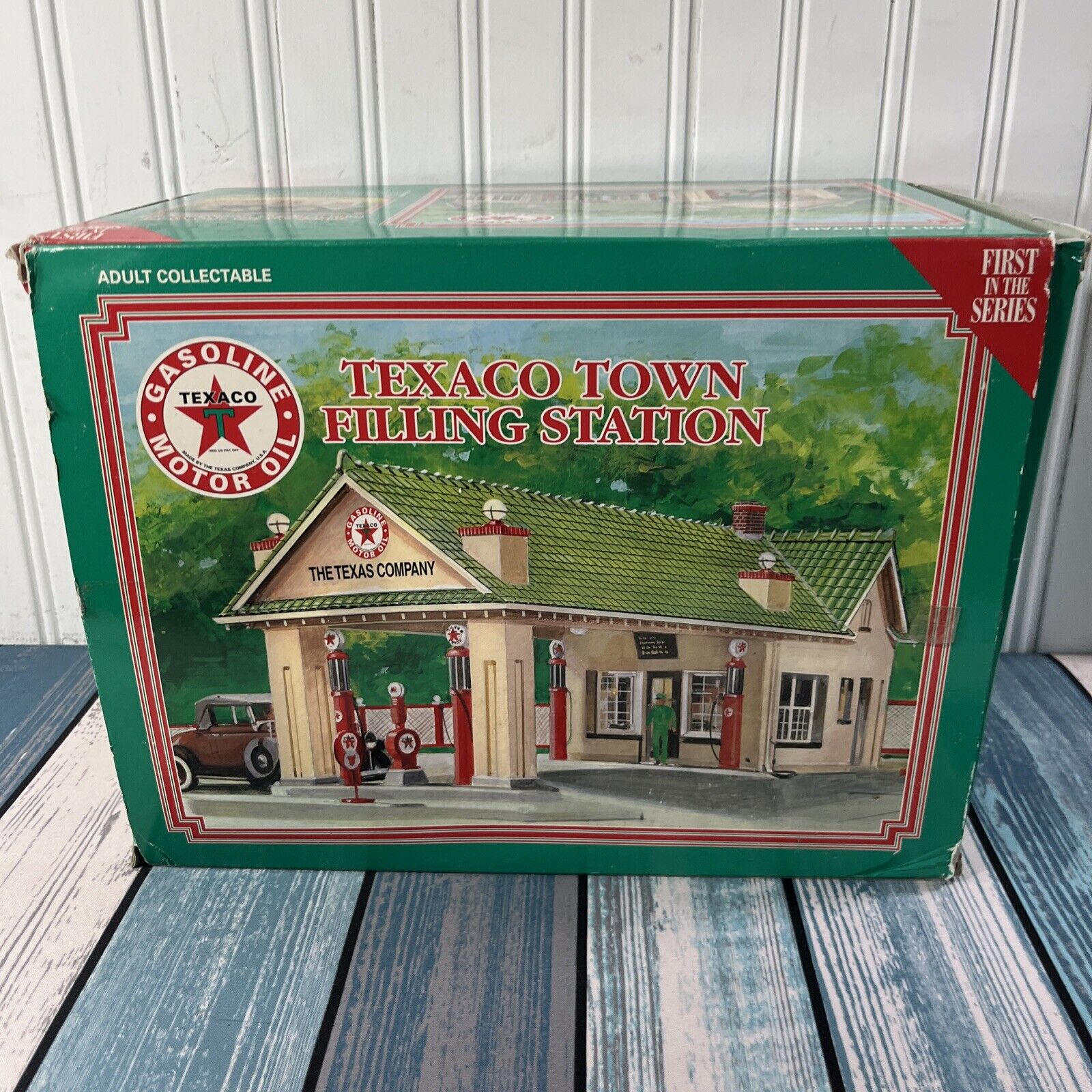 NEW 1995 TEXACO TOWN FILLING STATION FIRST IN SERIES PORCELAIN LIGHTED STATION 