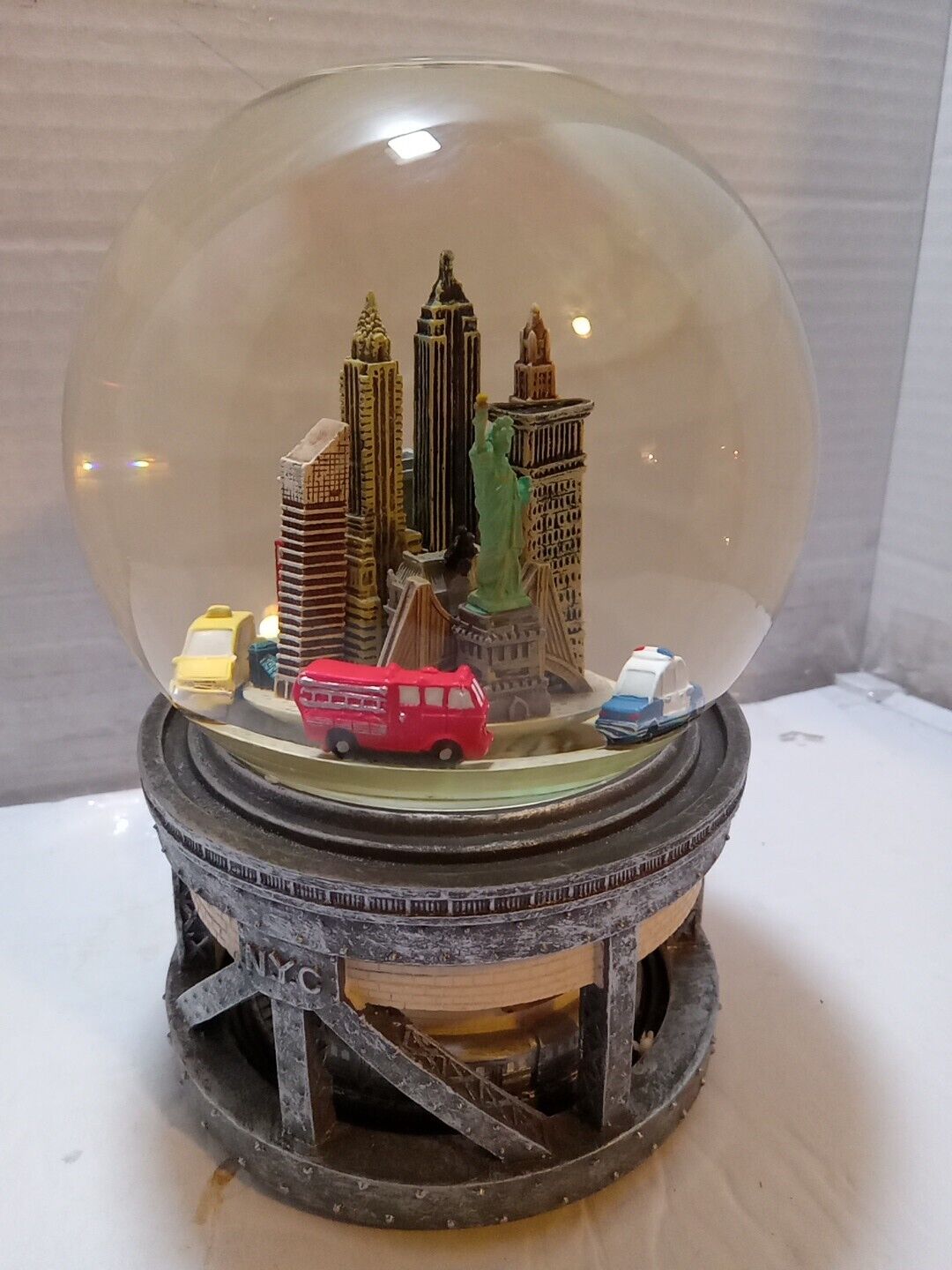 Macy\'s 2005 New York City Snow Globe Buildings Display- Music- Spinning cars 