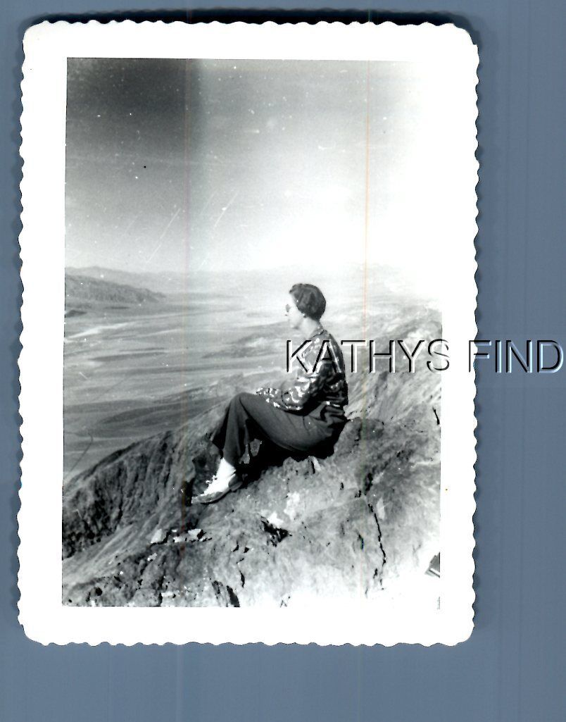 BLACK & WHITE PHOTO U_3194 SIDE VIEW OF PRETTY WOMAN SITTING IN MOUNTAINS