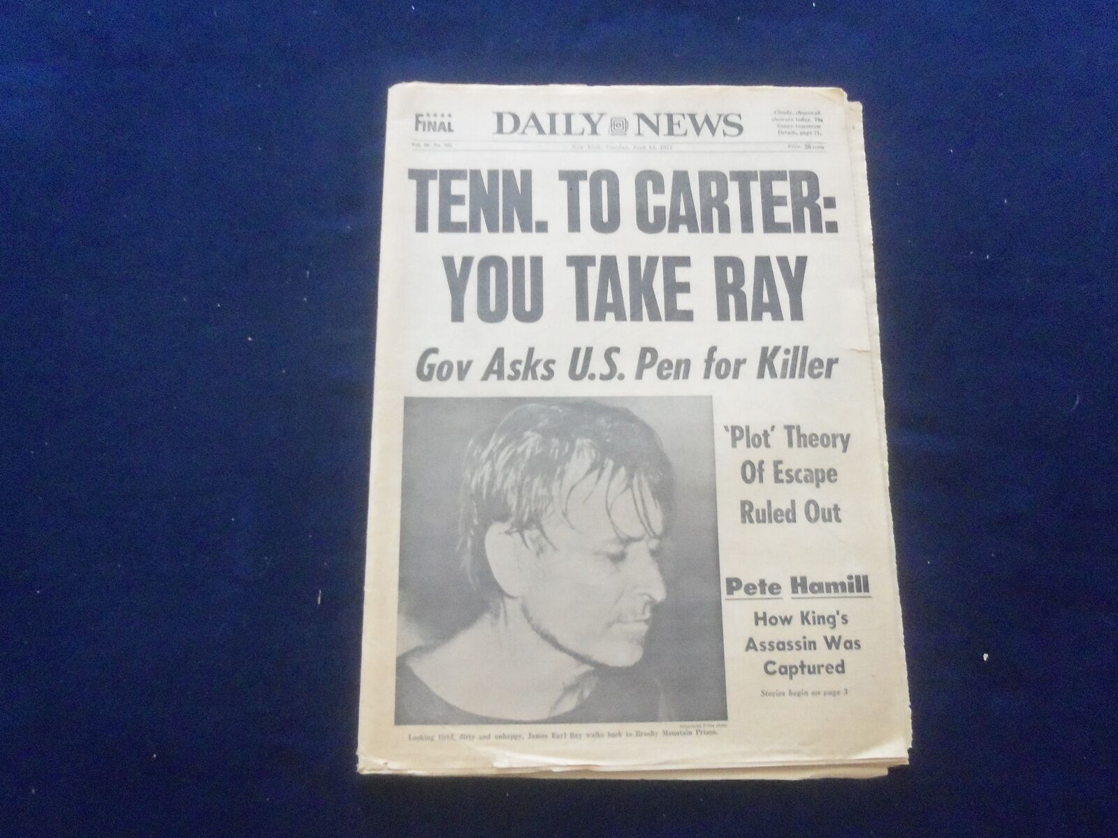 1977 JUNE 14 NEW YORK DAILY NEWS NEWSPAPER - JAMES EARL RAY-TOM SEAVER - NP 6044