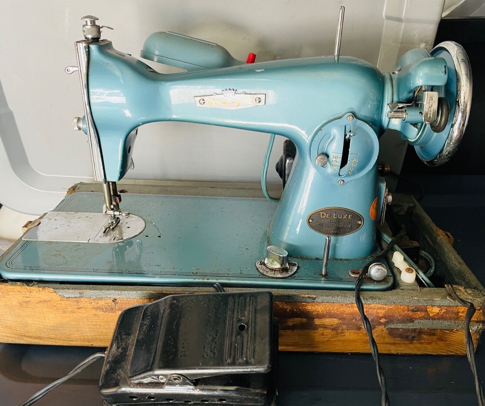 vintage remington sewing machine deluxe family turquoise precision