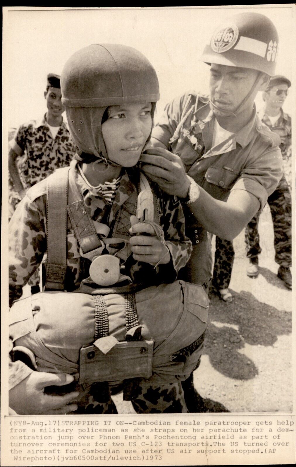 LD285 1973 Wire Photo STRAPPING IT ON Cambodian Female Paratrooper Helmet Pack