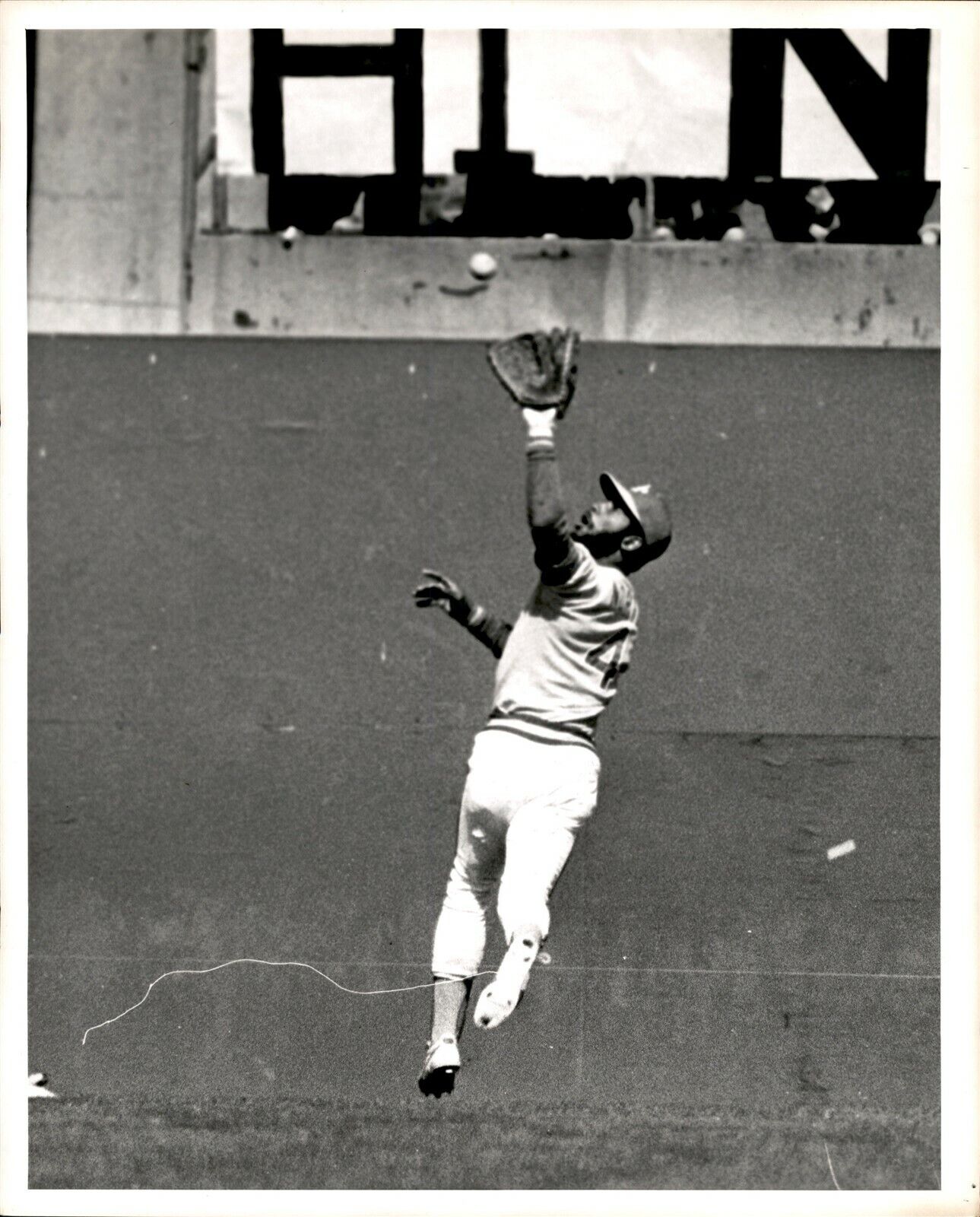LD242 1974 Orig Russ Reed Photo BILL NORTH OAKLAND A's PLAYOFFS CATCH OFF BAYLOR