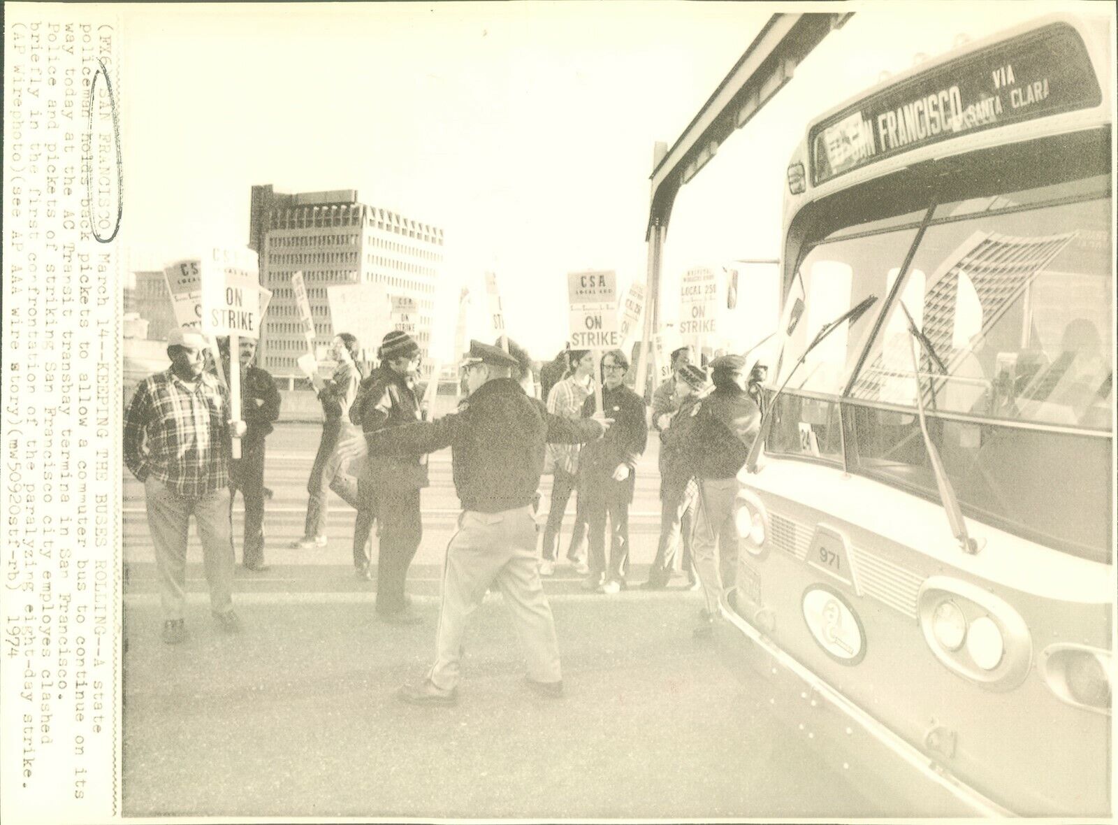 LG893 1974 Wire Photo KEEPING THE BUSES ROLLING San Francisco City Worker Strike
